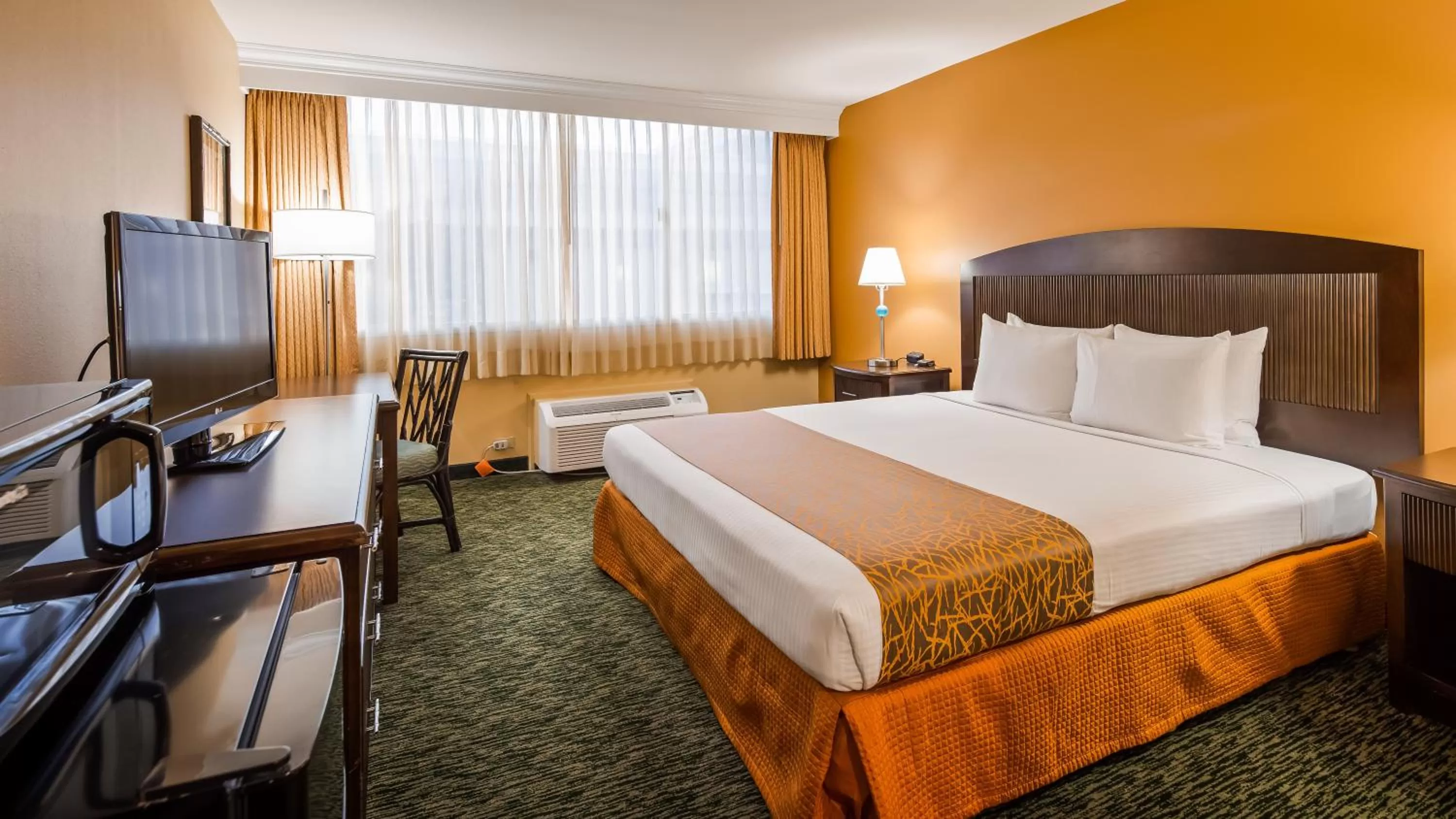 Photo of the whole room, Bed in Airport Honolulu Hotel, Trademark Collection by Wyndham