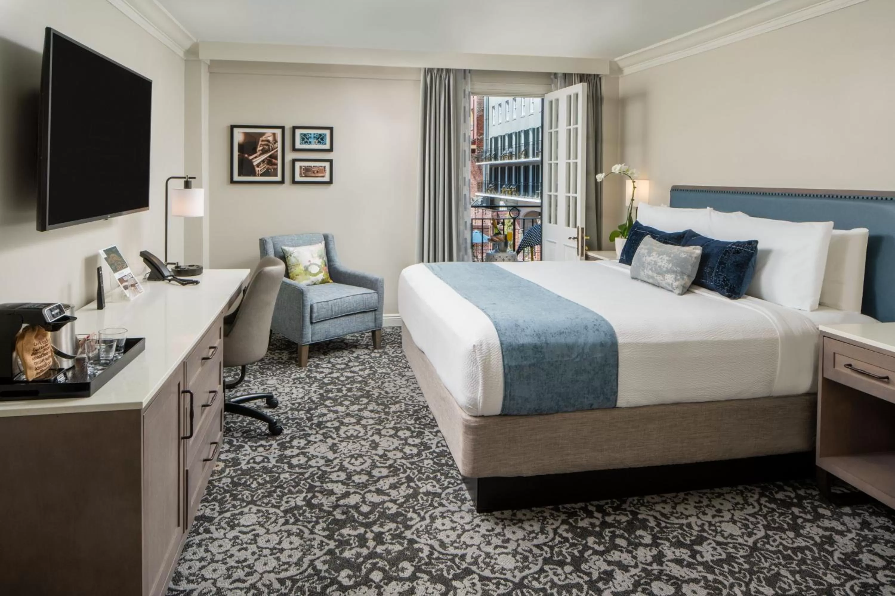 Photo of the whole room, Bed in Four Points by Sheraton French Quarter