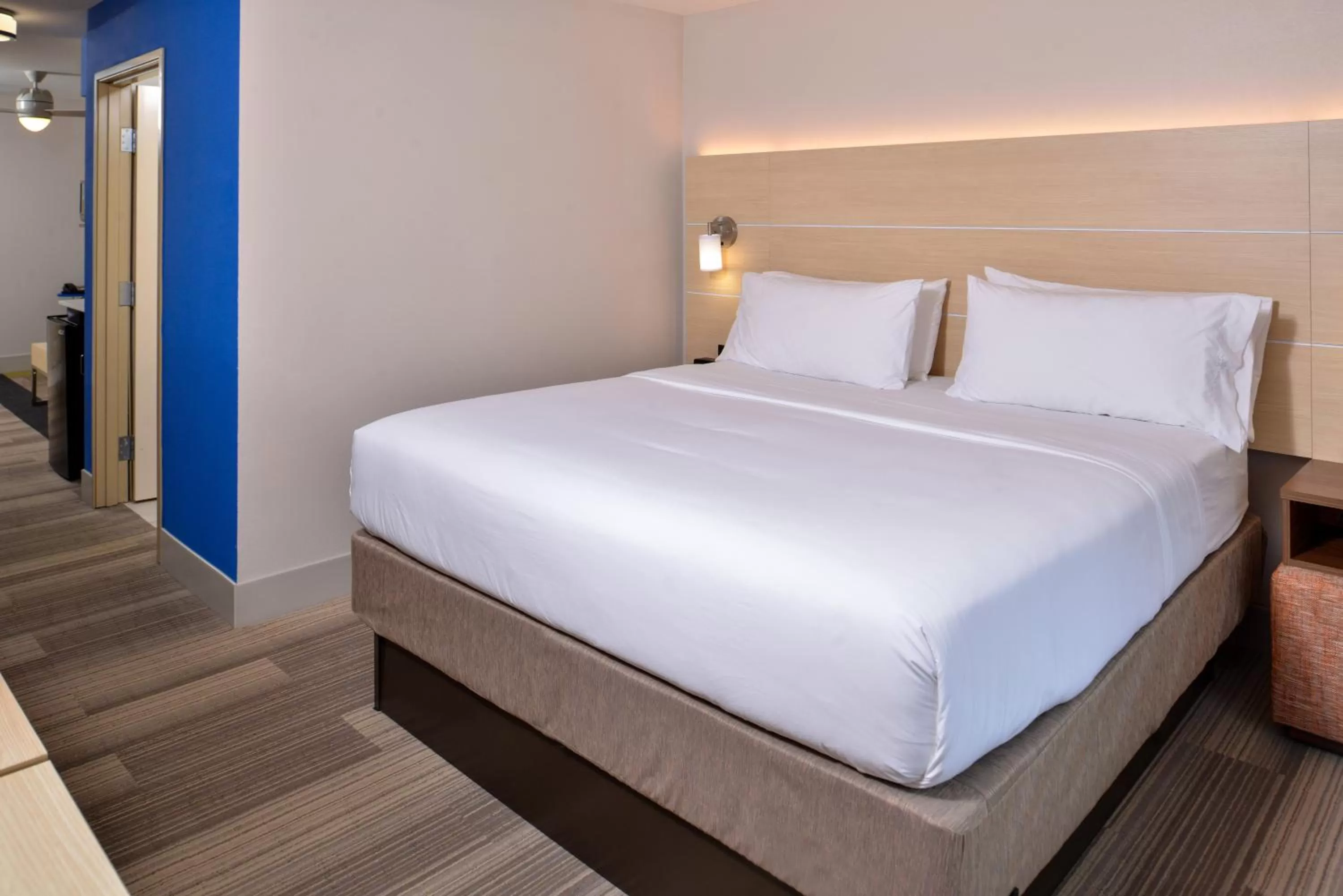 Photo of the whole room, Bed in Holiday Inn Express Hotel & Suites Cincinnati - Mason by IHG