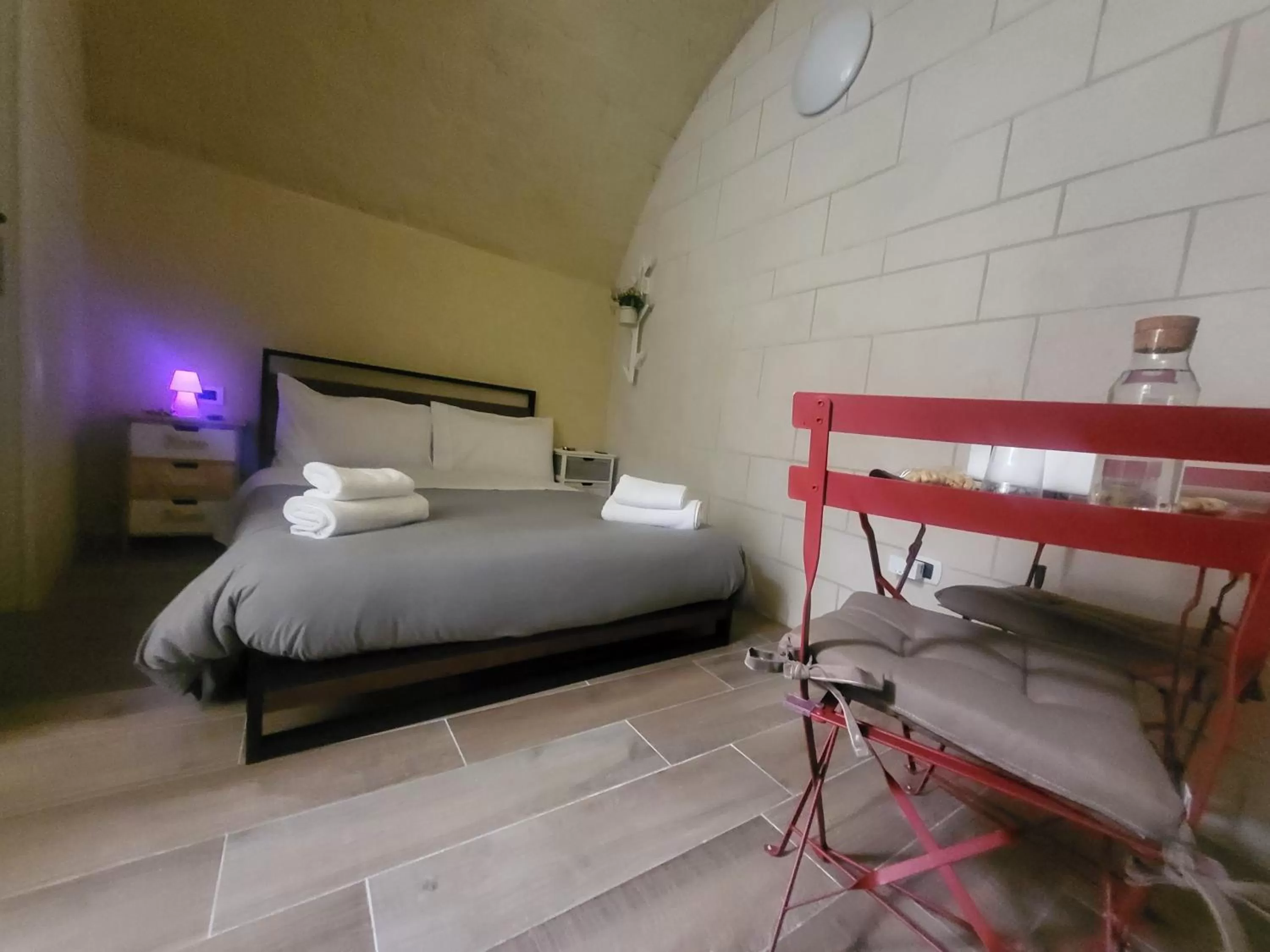 Photo of the whole room, Bed in Ederina