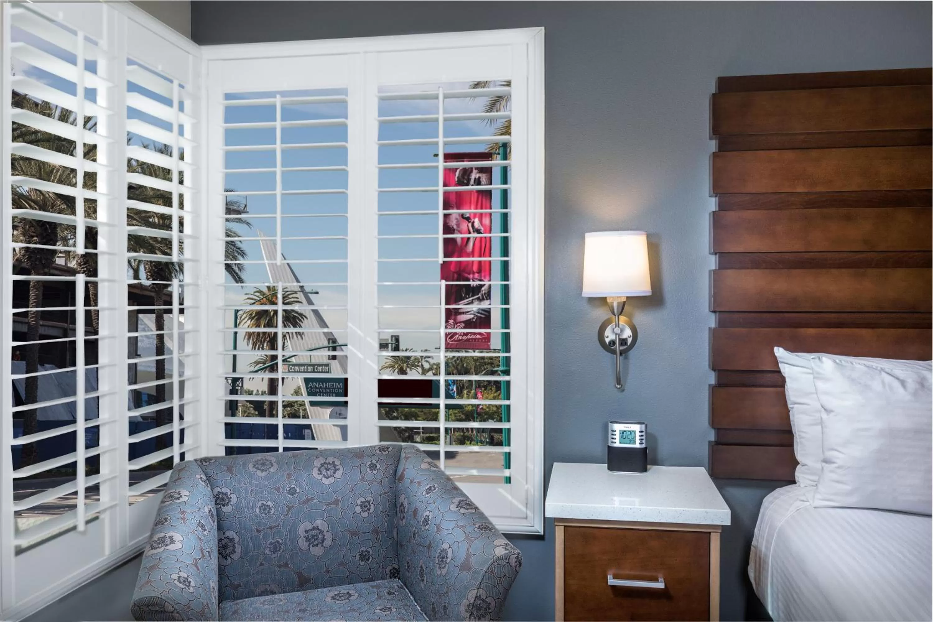 Bed in Desert Palms Hotel & Suites Anaheim Resort