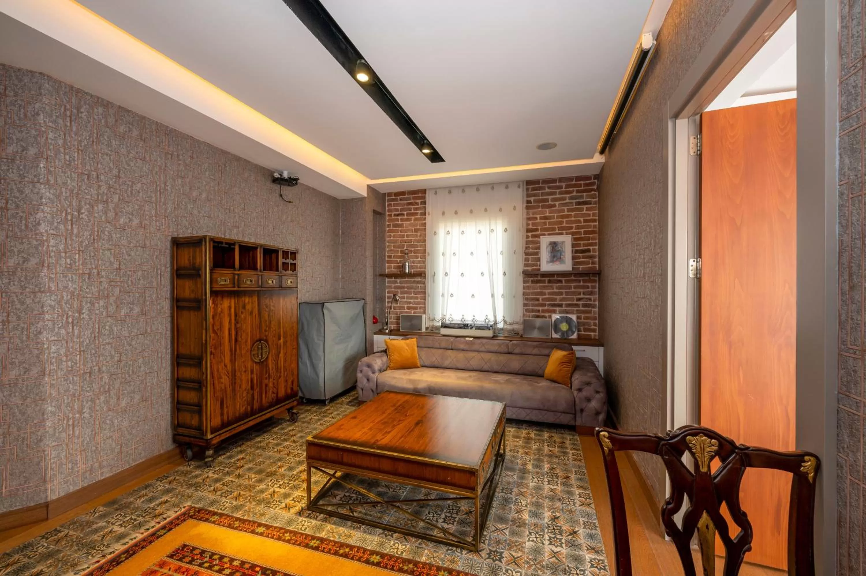 Communal lounge/ TV room in O'Pera Okanlı Suites