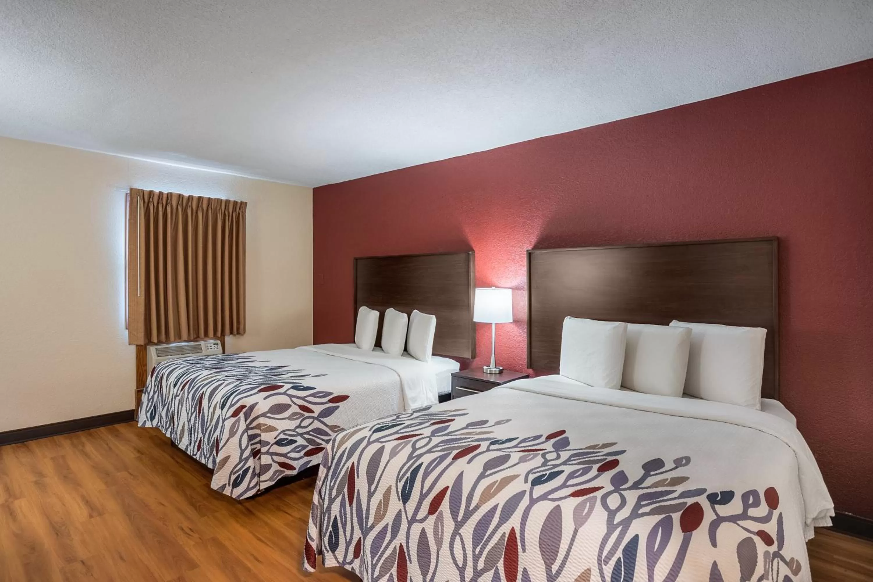 Photo of the whole room, Bed in Red Roof Inn Des Moines