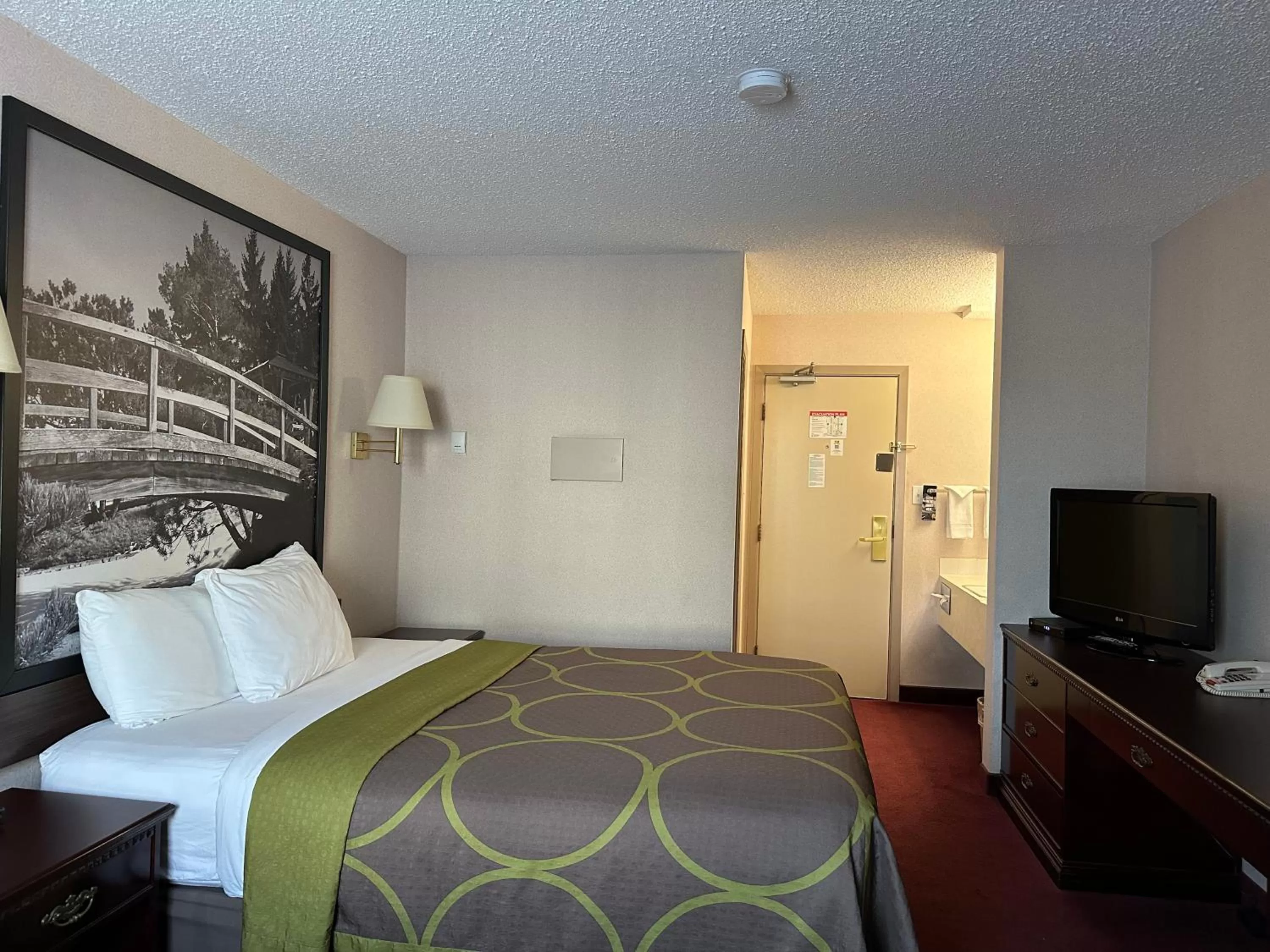 Photo of the whole room, Bed in Super 8 by Wyndham Lethbridge