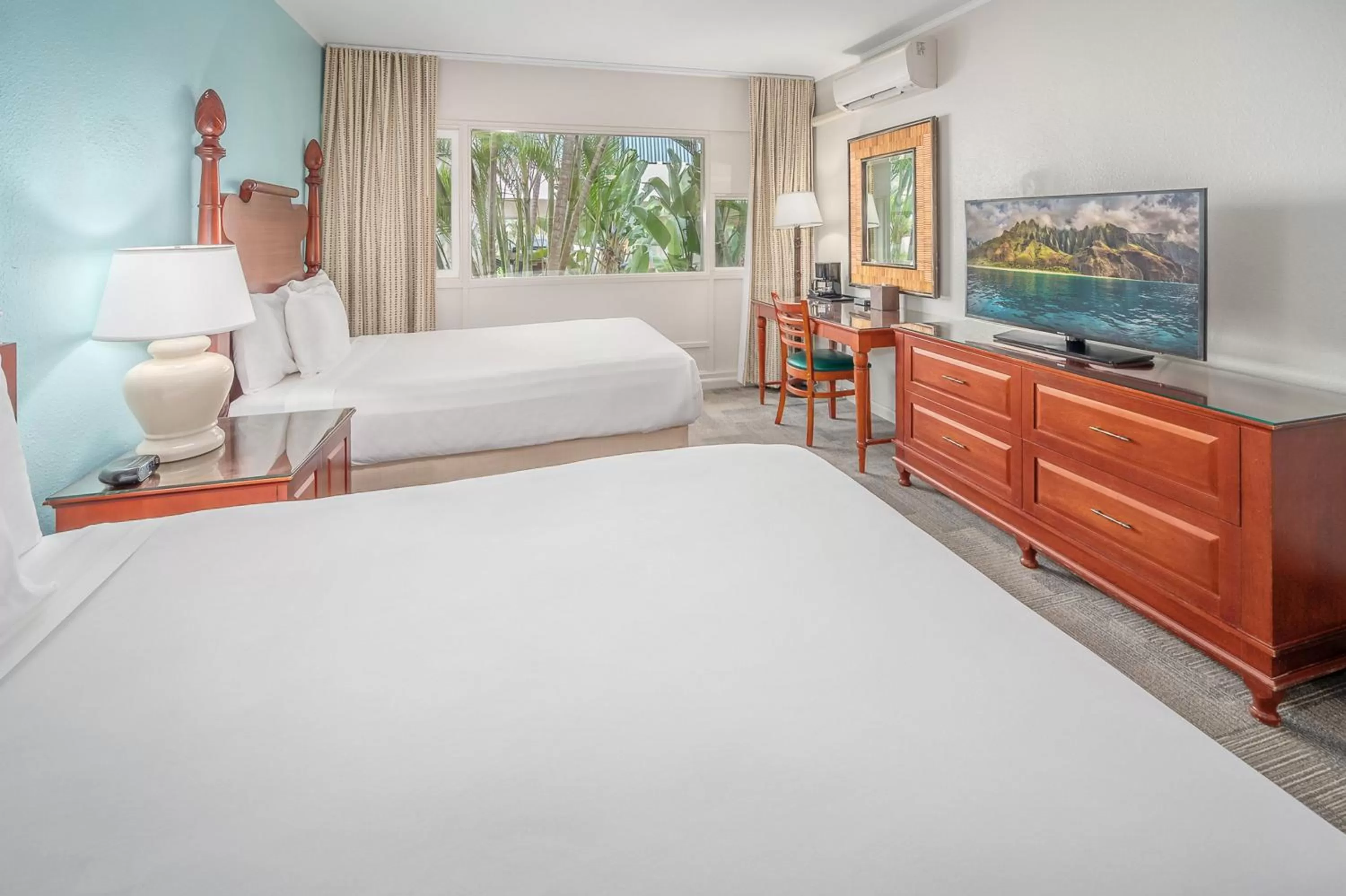 Bedroom, Bed in Maui Beach Hotel