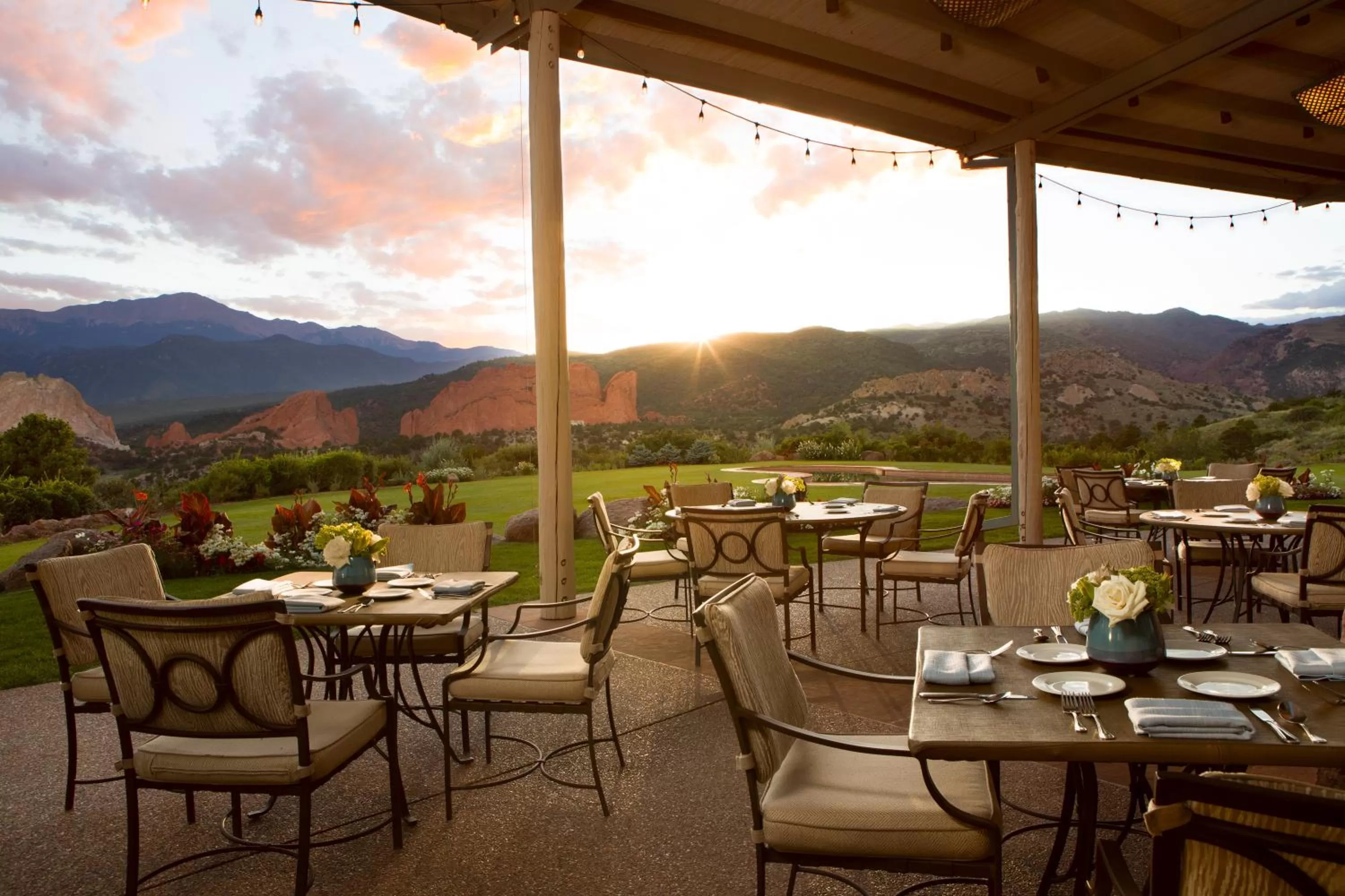 Restaurant/places to eat in Garden of the Gods Resort & Club