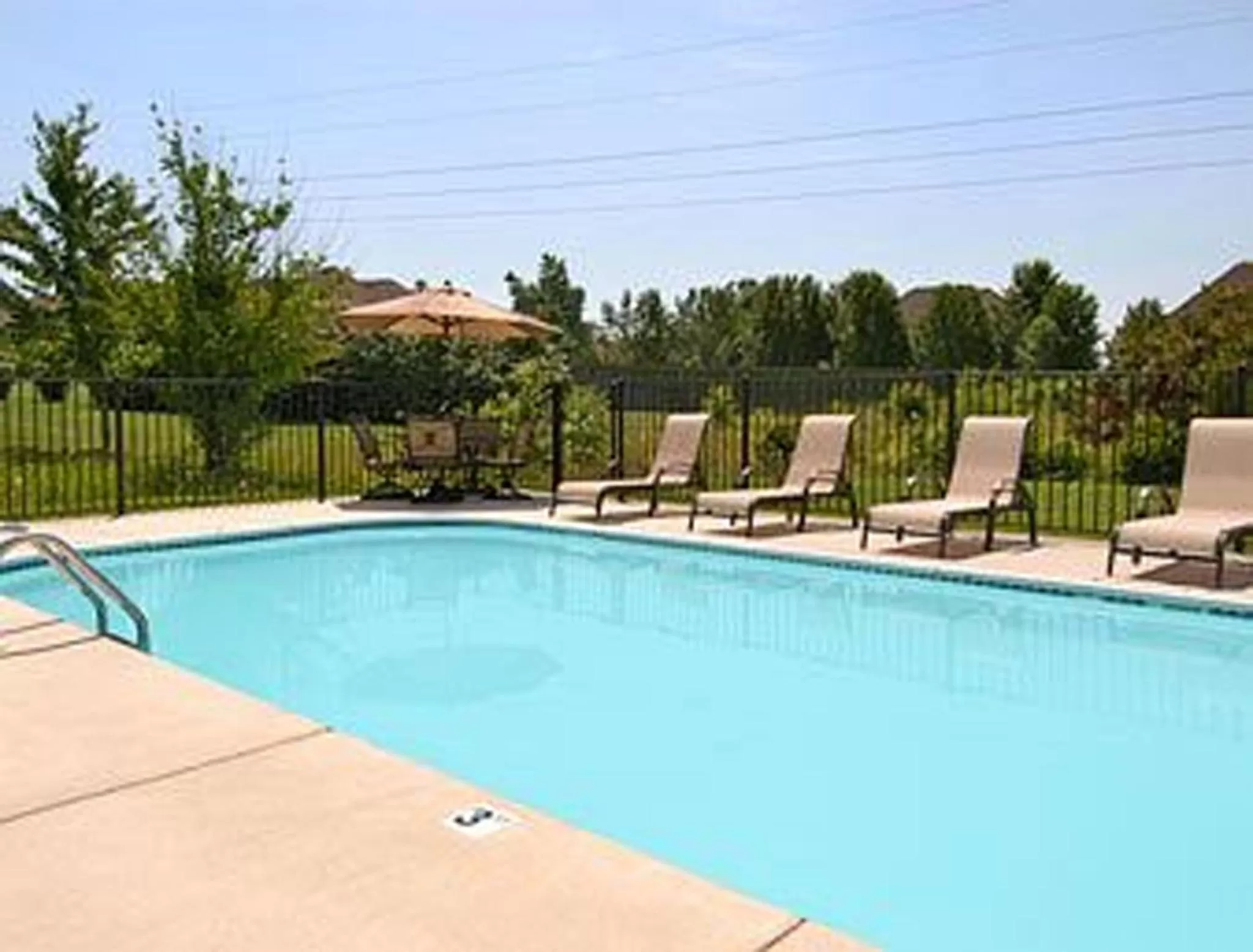 Swimming pool in Days Inn by Wyndham Battlefield Rd/Hwy 65