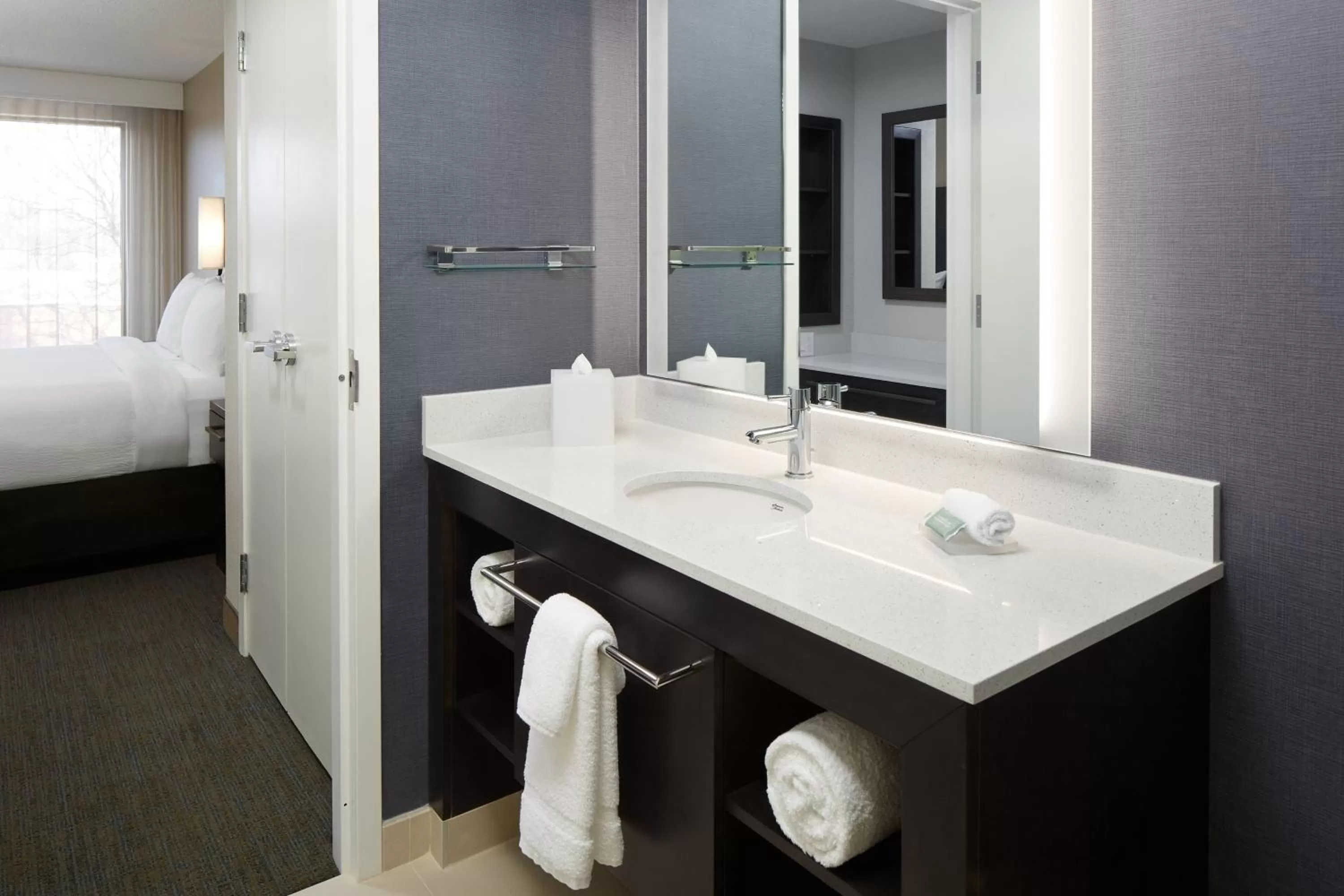 Bathroom, Bed in Residence Inn Montreal Midtown