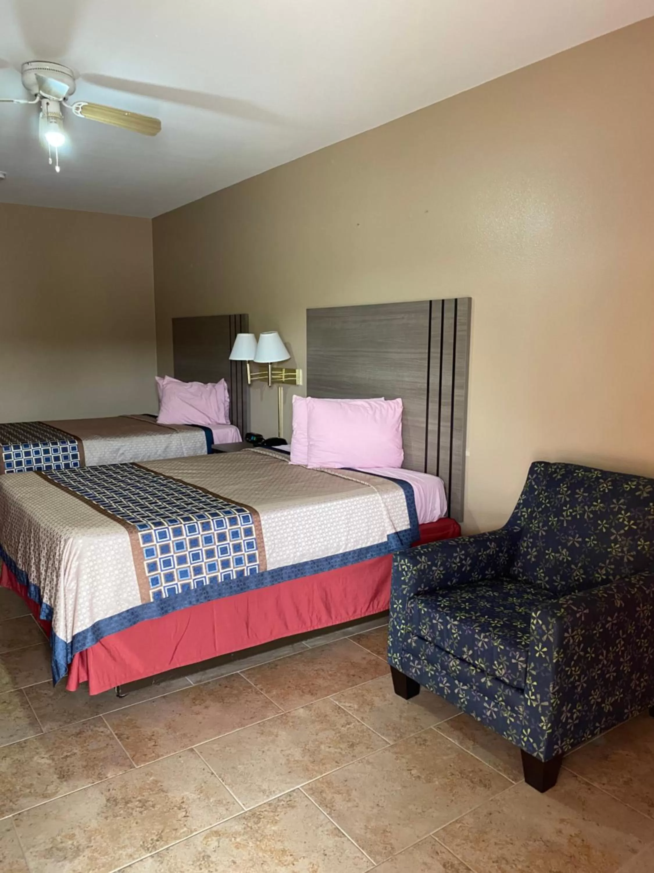 Bed in Los Fresnos Inn and Suites