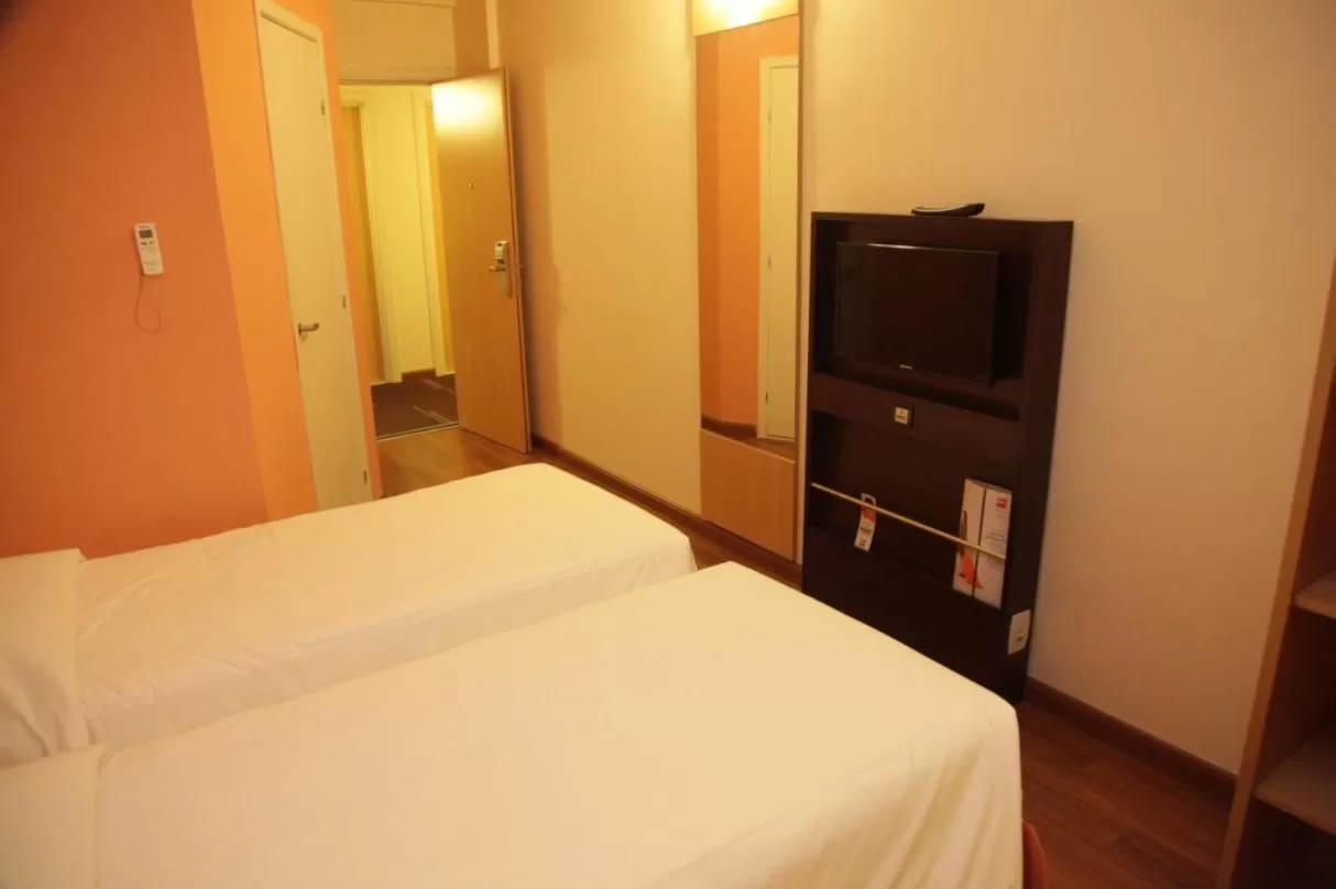room service, Bed in Ibis Sertaozinho
