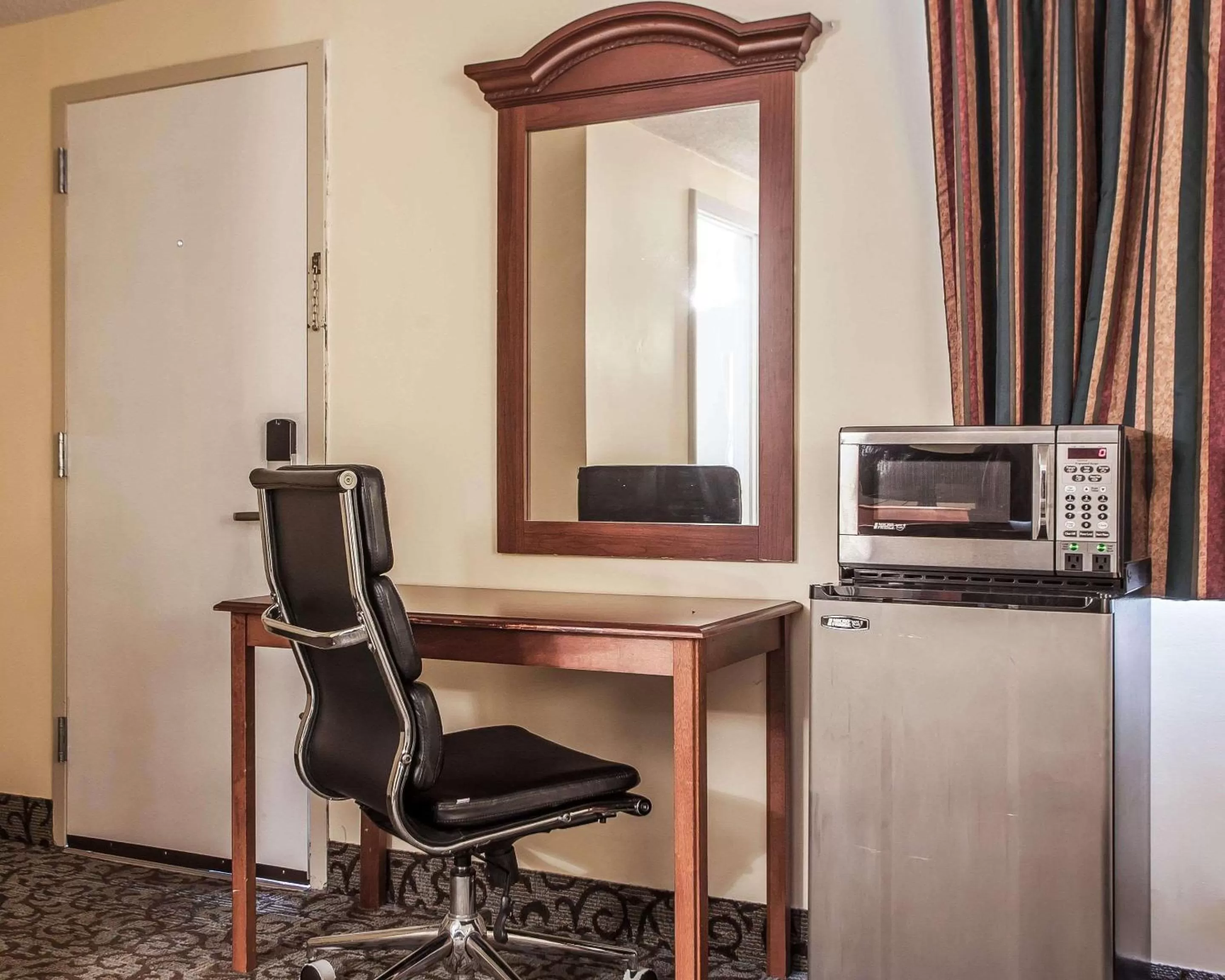 Photo of the whole room in Econo Lodge