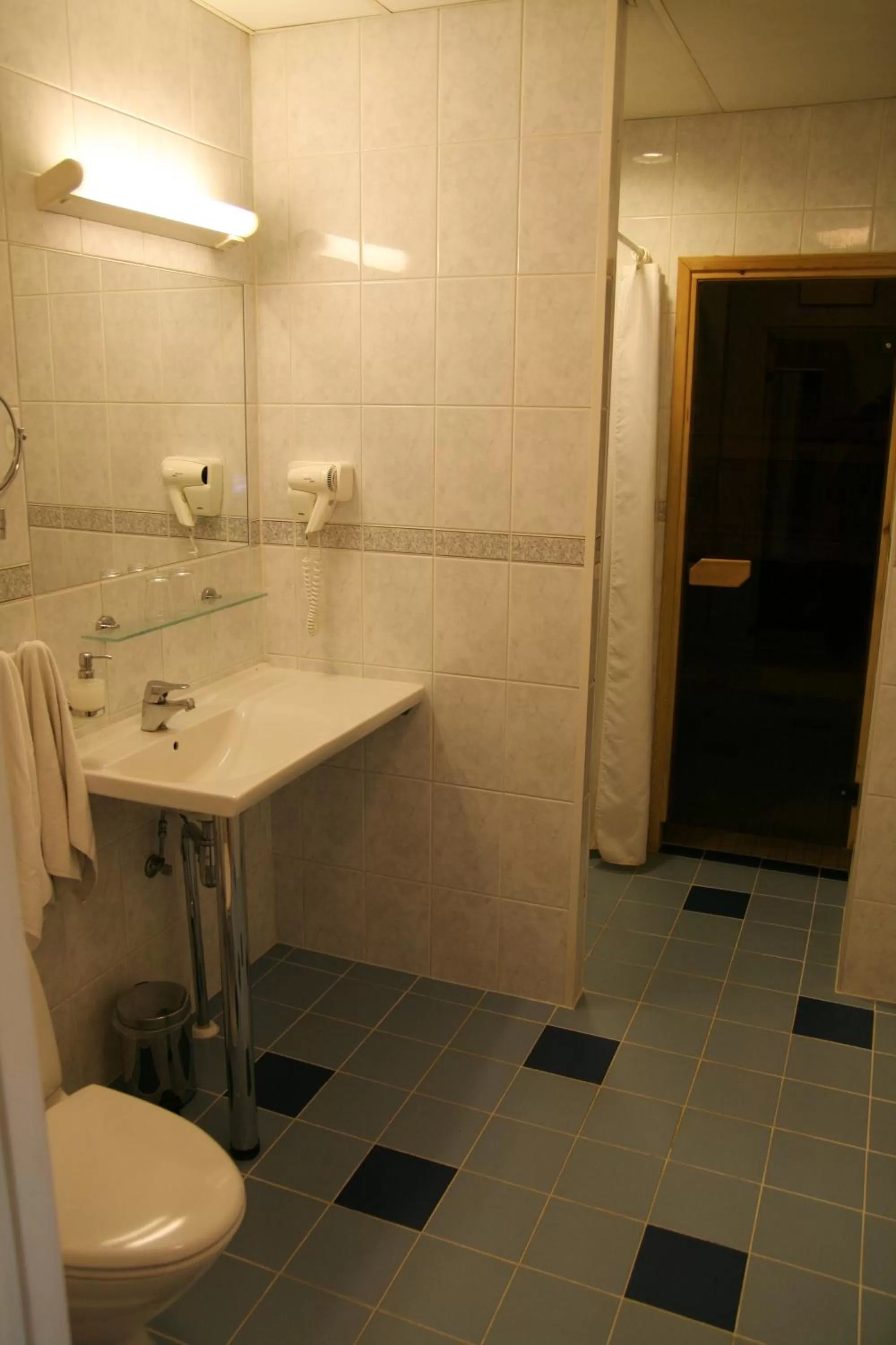 Shower in Barclay Hotel