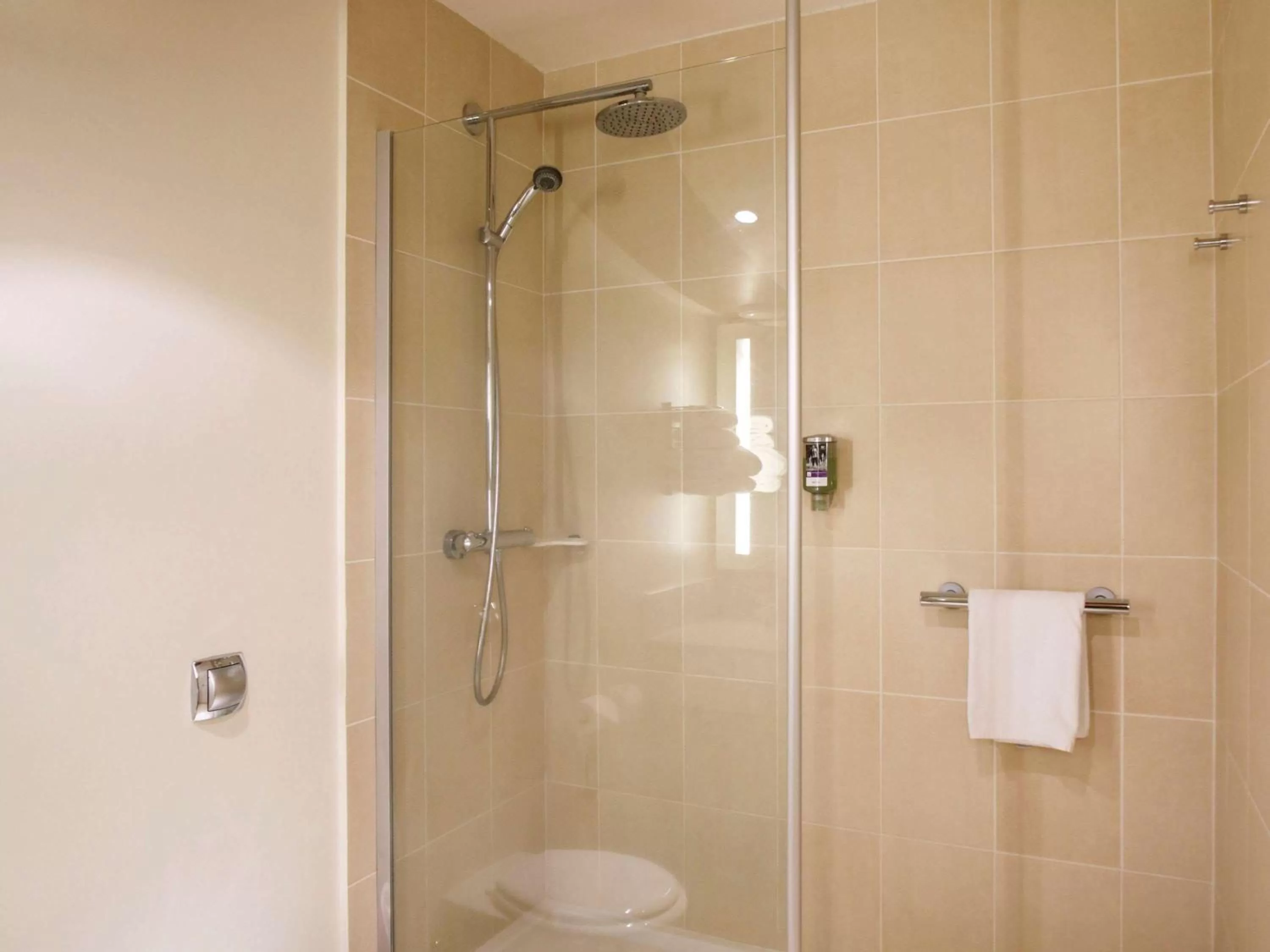 Photo of the whole room in Mercure Orléans Centre Bords de Loire