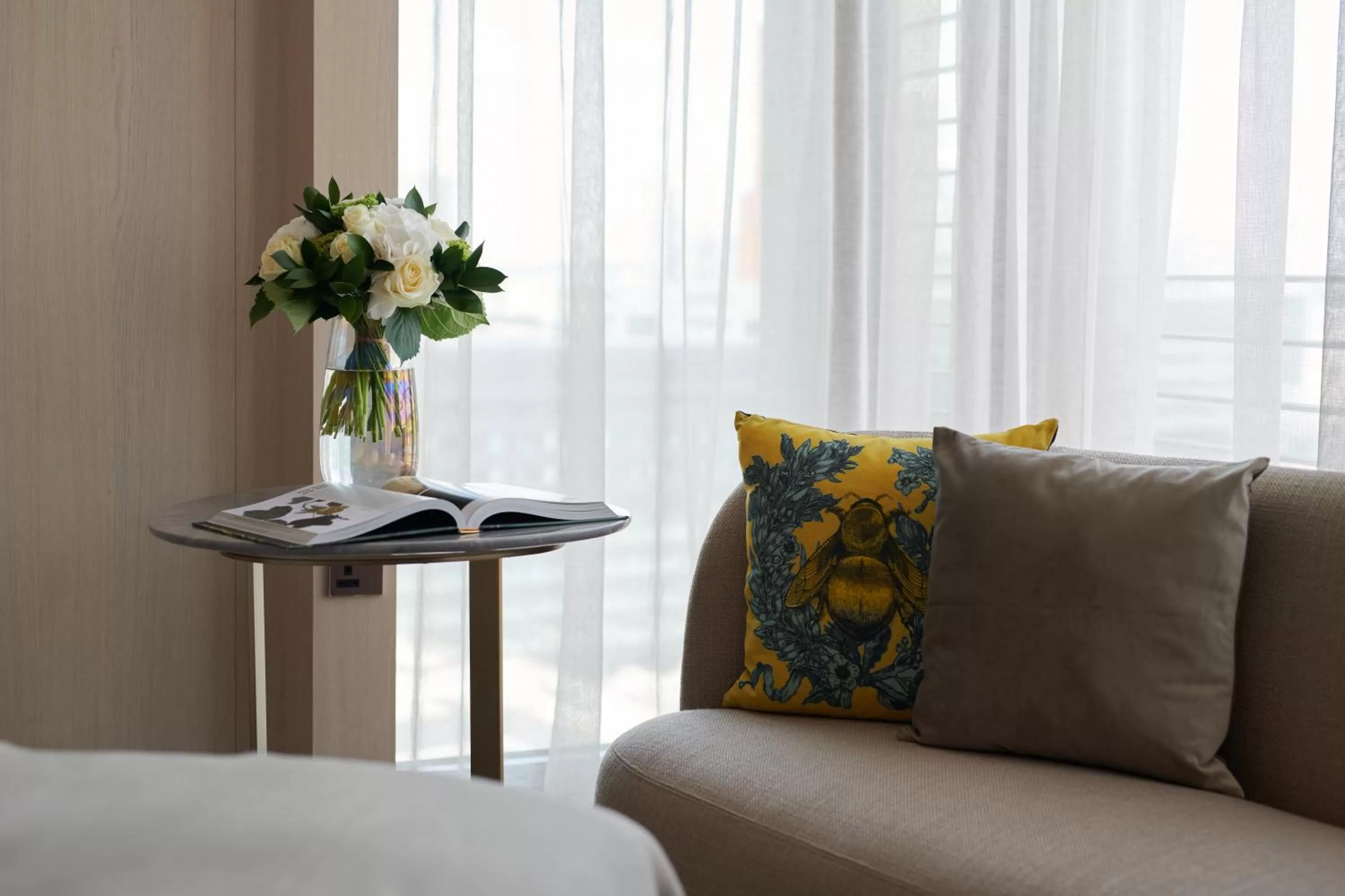 Bedroom, Bed in Pan Pacific London