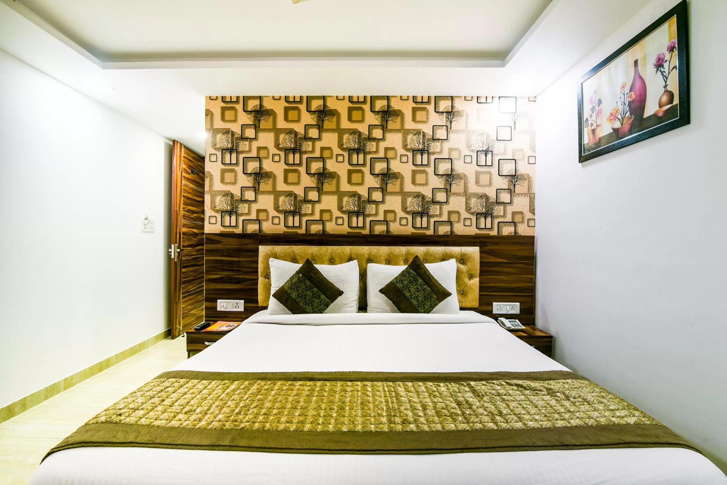 Bed in Hotel Pearl - Mahipalpur Delhi Airport