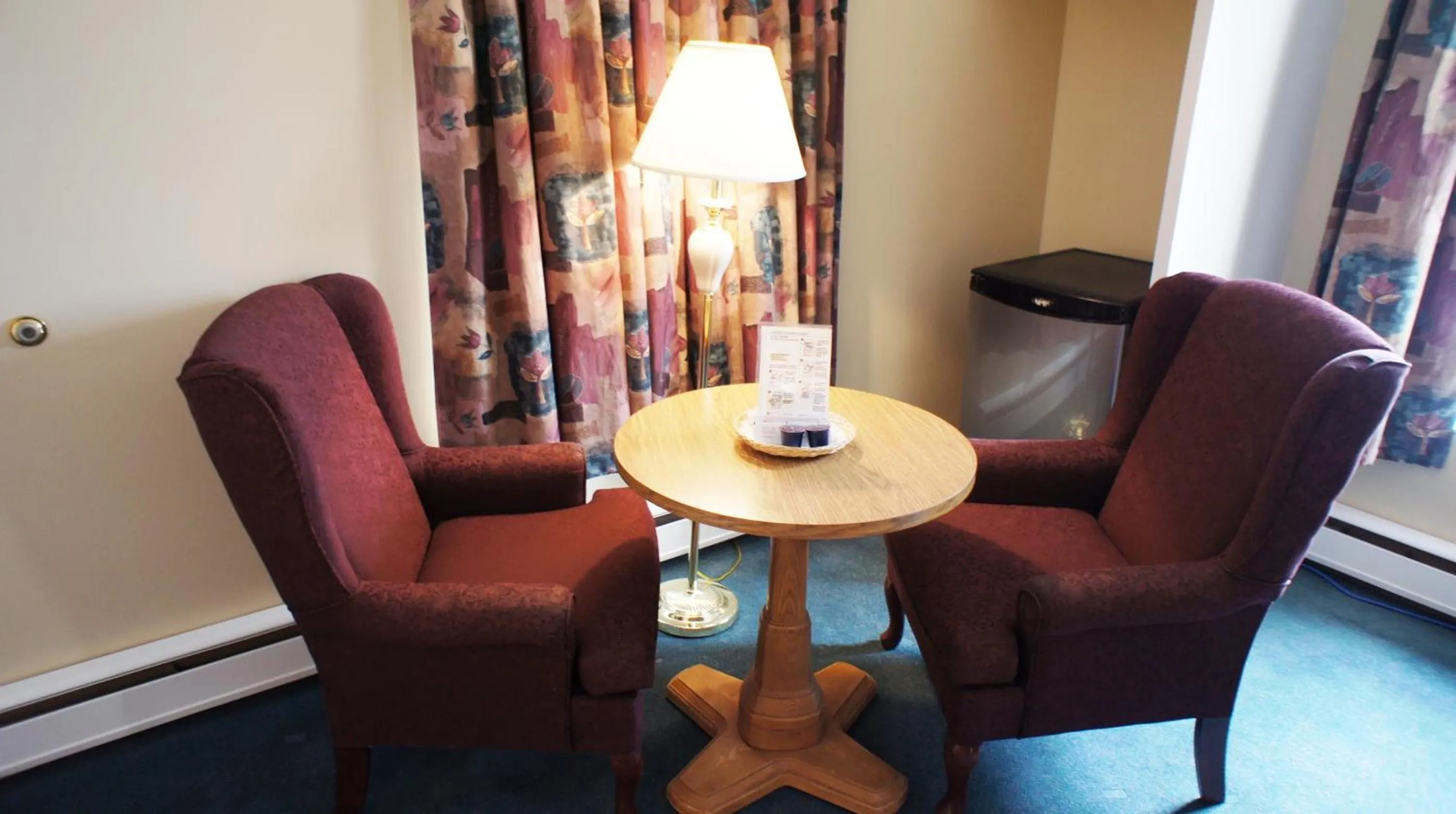 Seating area in Kings Inn Near the Falls