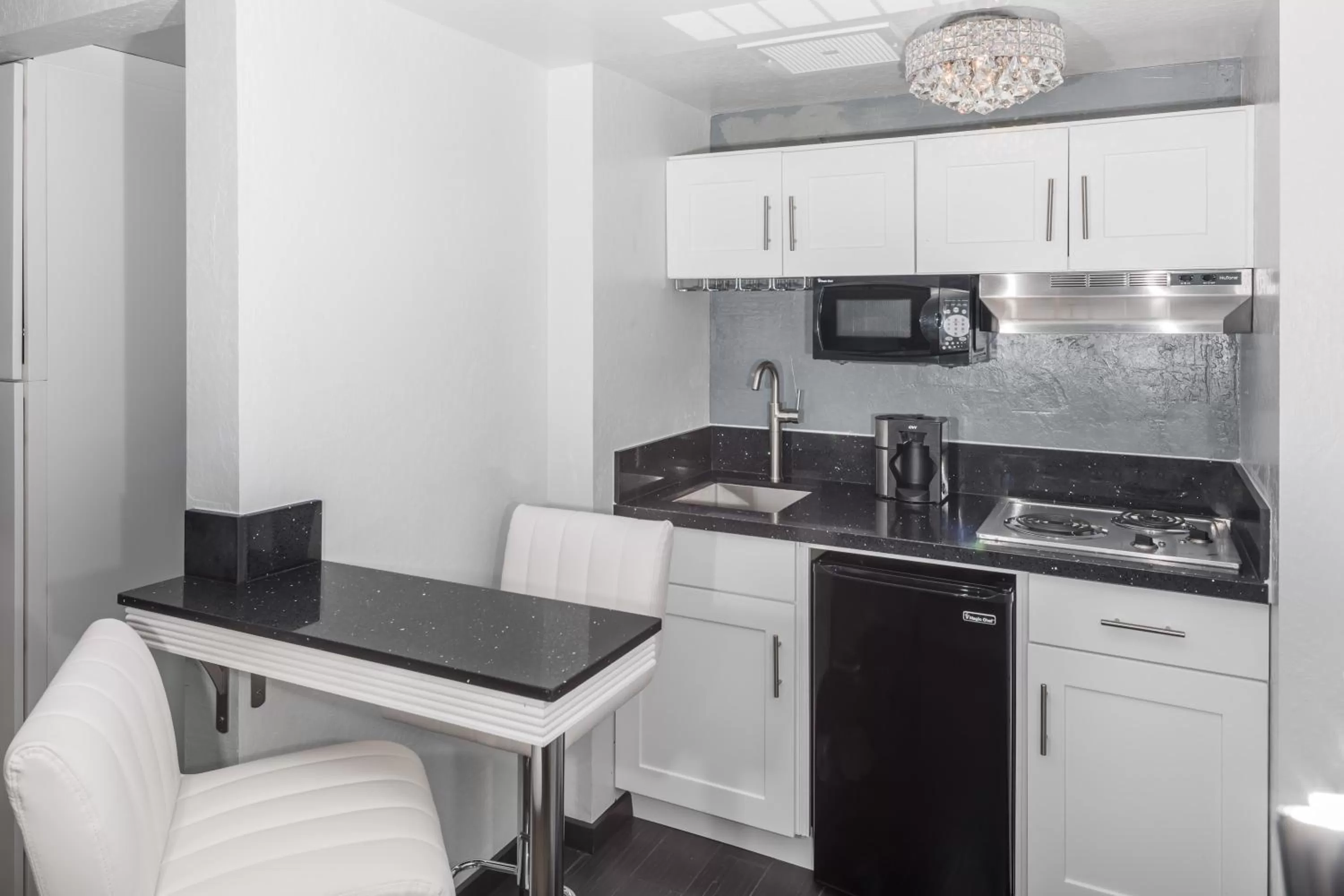 Kitchen or kitchenette in Lions Gate Hotel