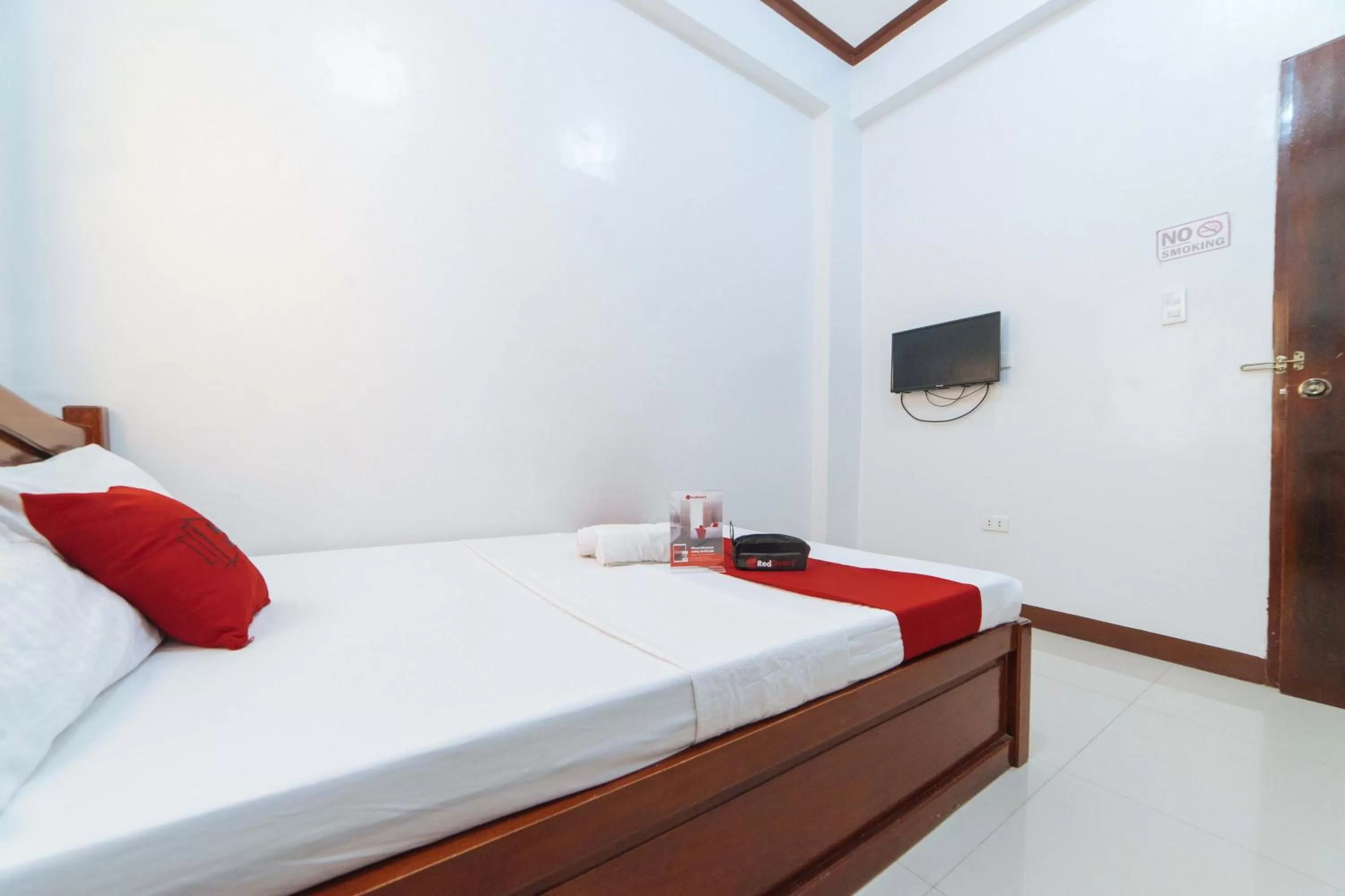 TV and multimedia, Bed in RedDoorz @ D Maagma Street