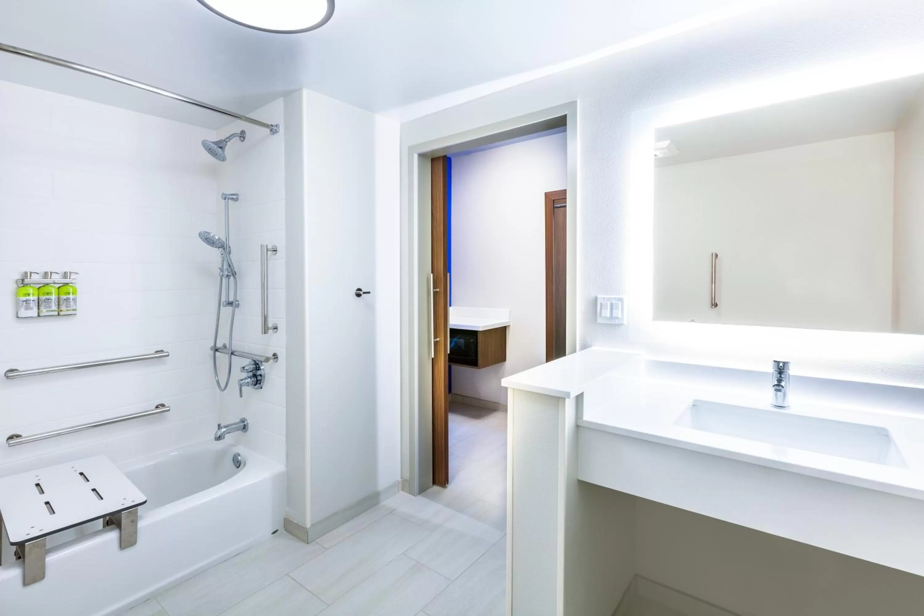 Photo of the whole room in Holiday Inn Express & Suites - Tulsa Northeast - Owasso by IHG