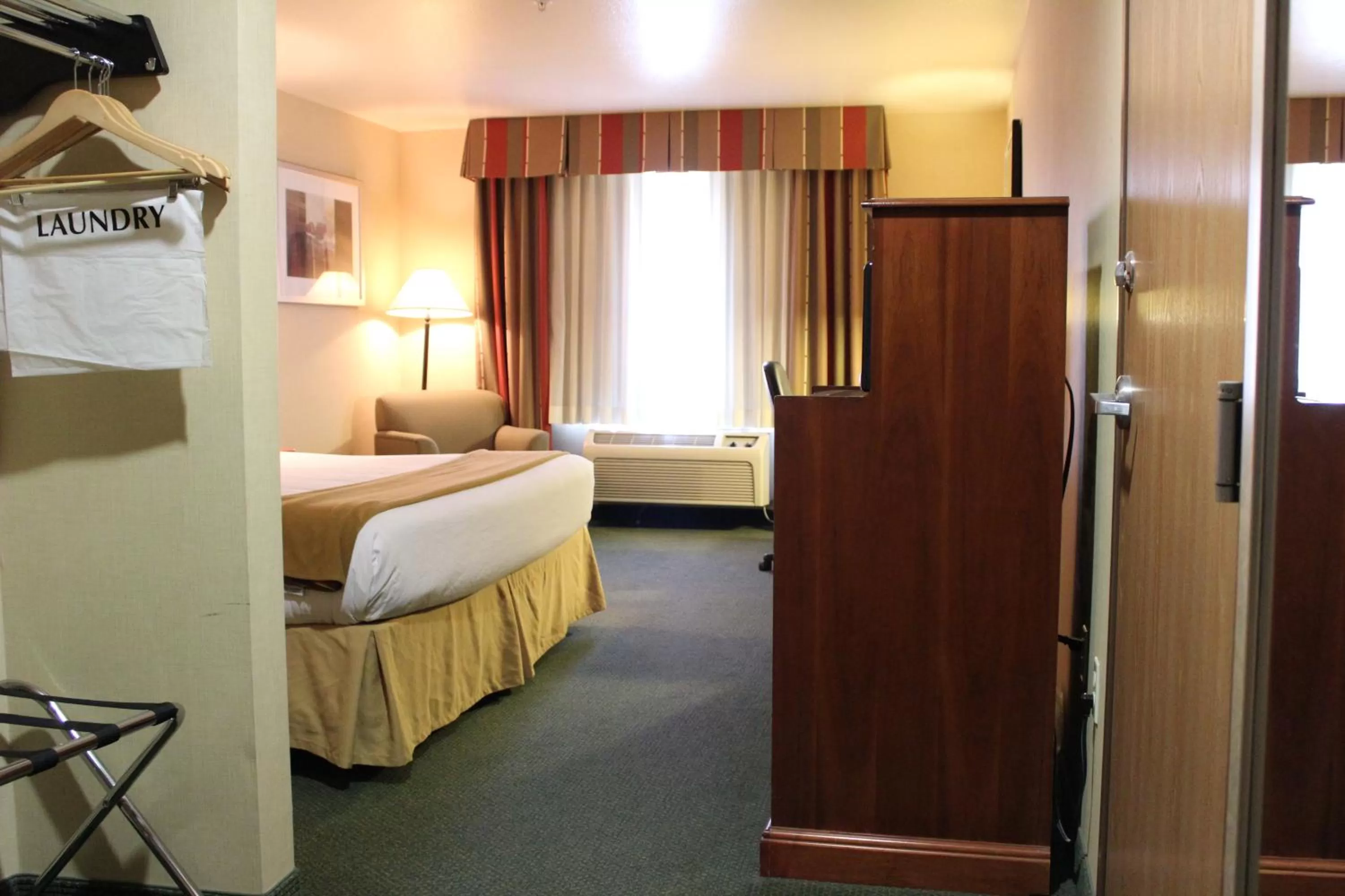 Bed in Holiday Inn Express Tehachapi by IHG