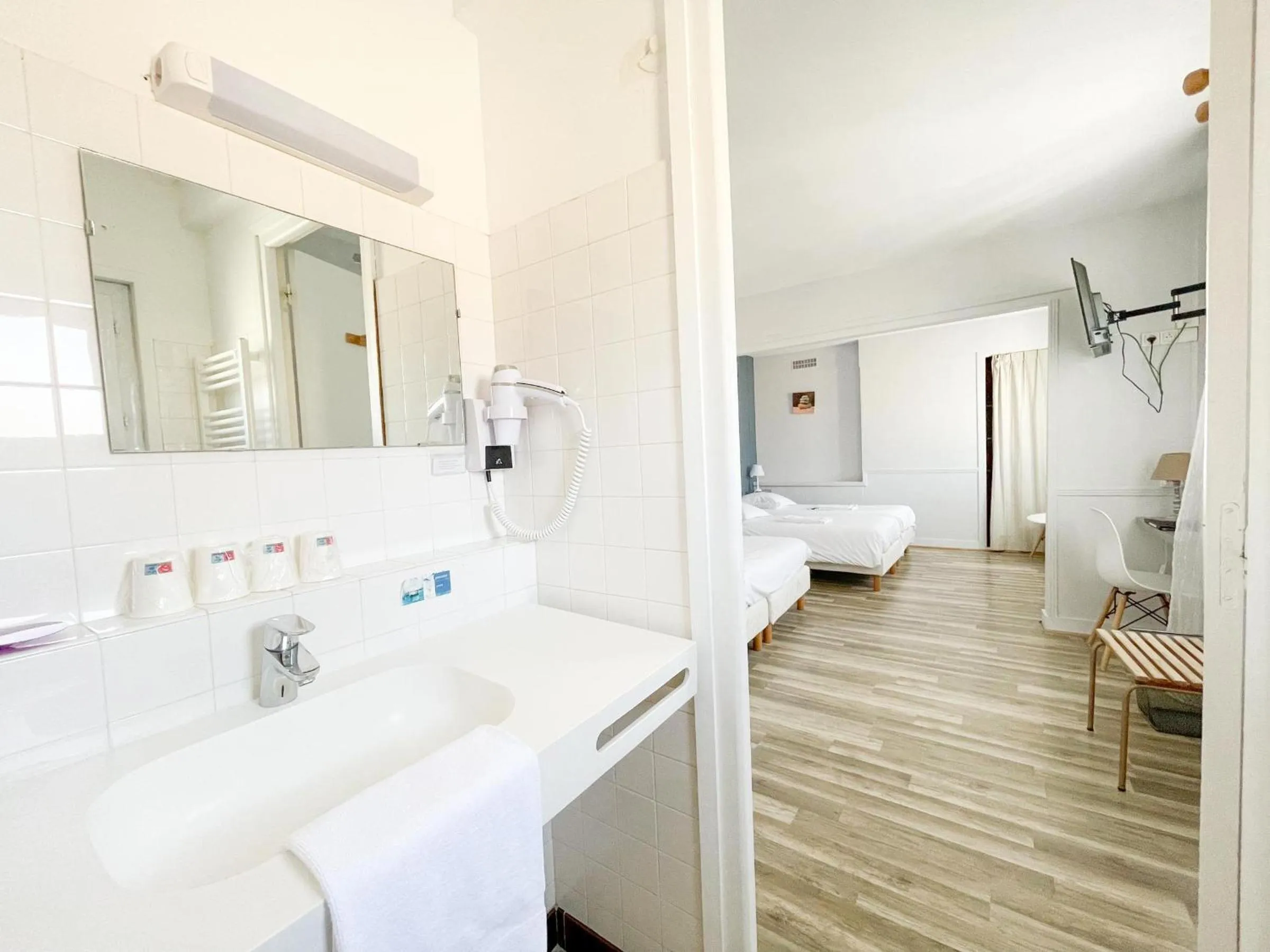 Bathroom, Bed in La Marine