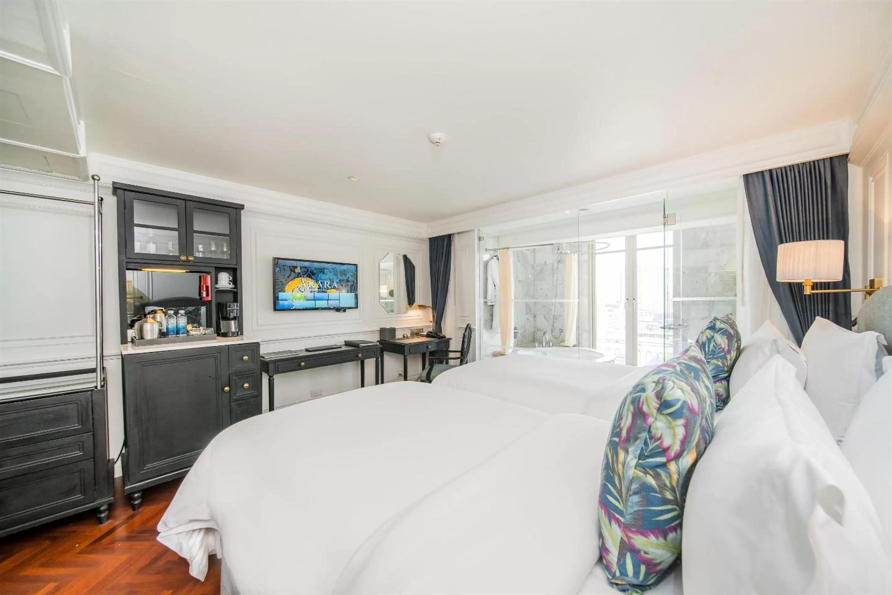 Bedroom, Bed in Akara Hotel