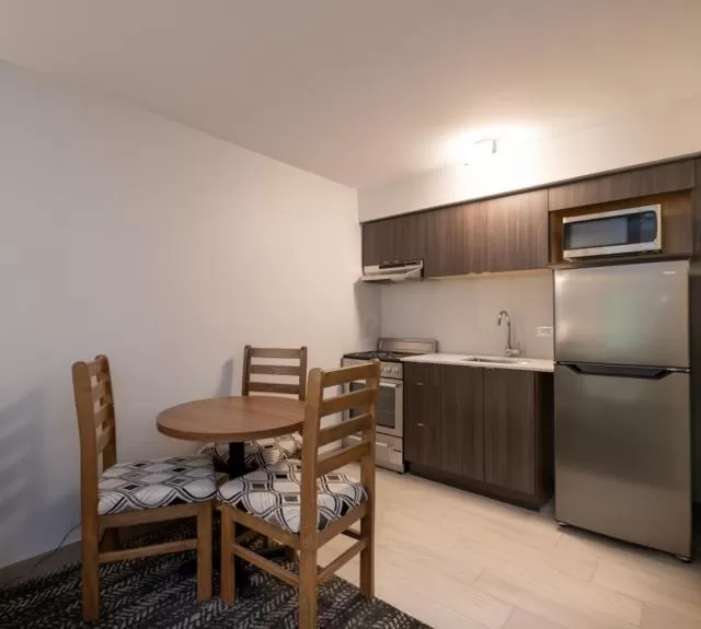 Kitchen or kitchenette, Dining Area in George Point Inn