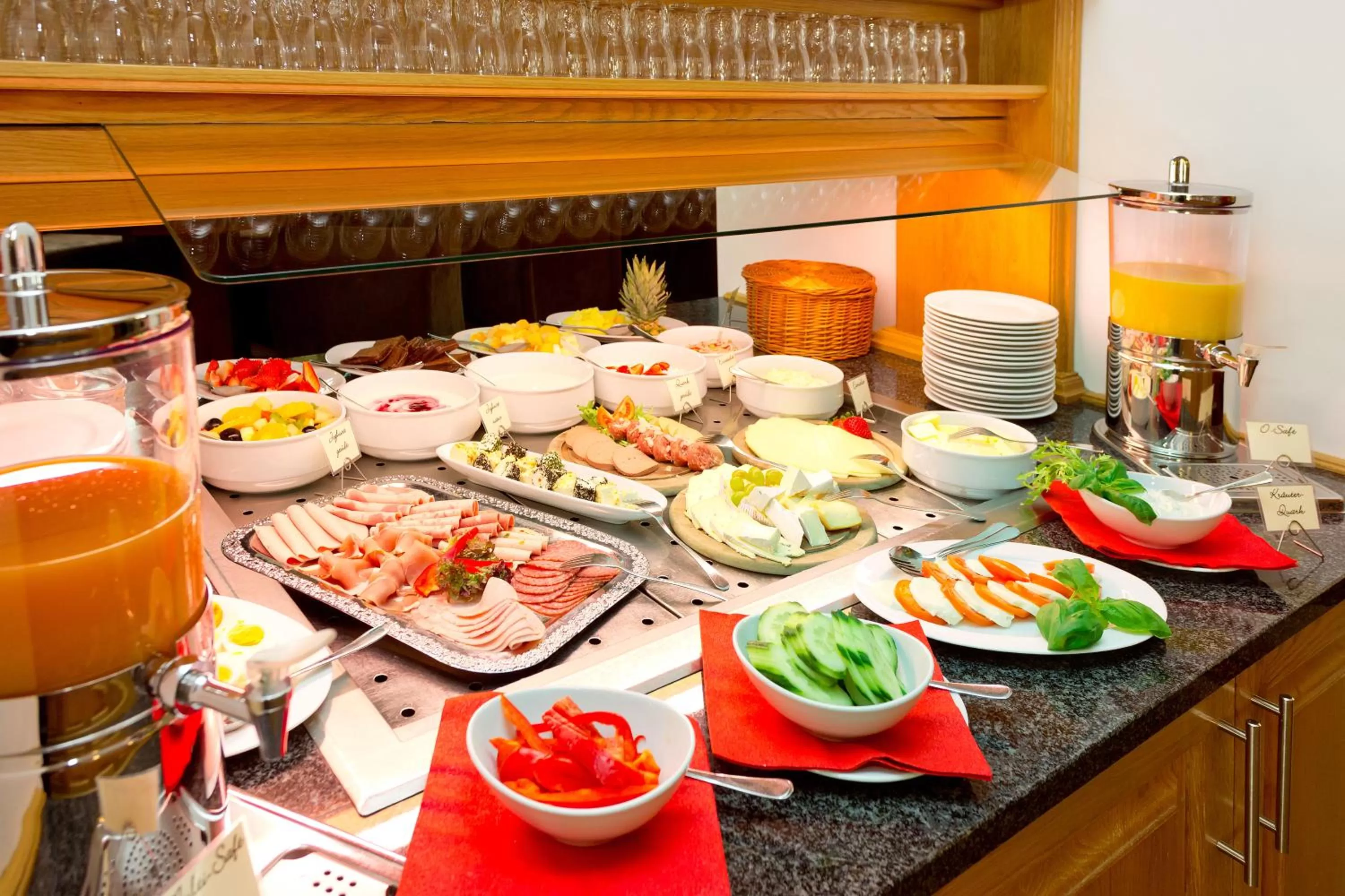 Food and drinks in Hotel Villa Neander