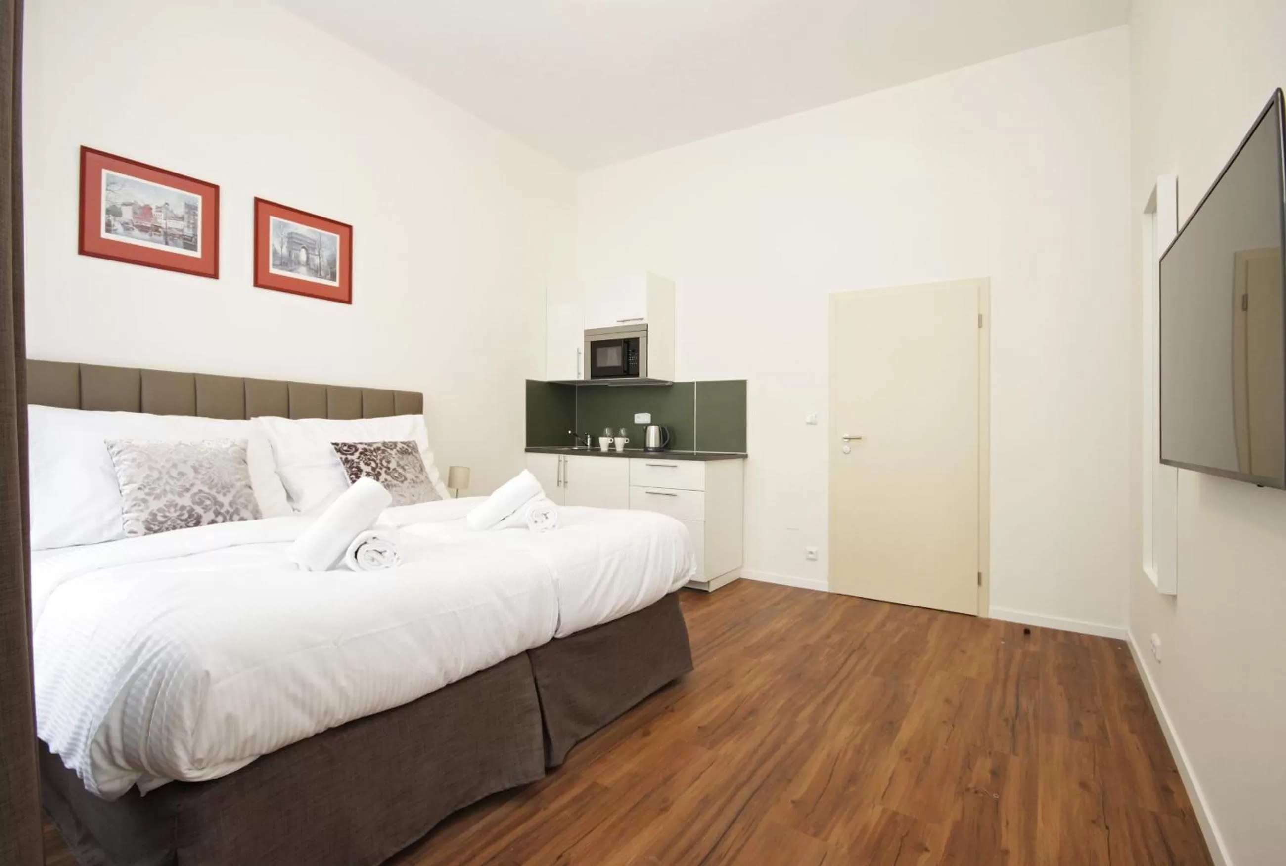 TV and multimedia, Bed in Elizabeth Suites