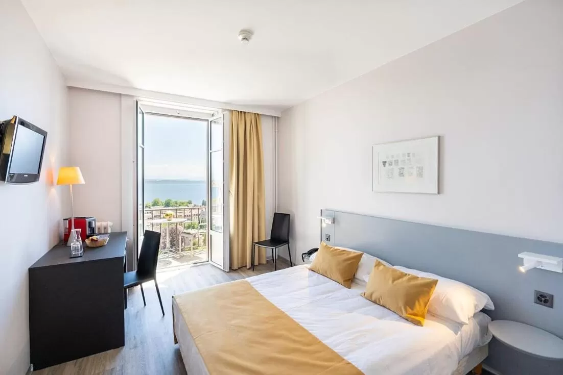 Photo of the whole room, Bed in Hôtel Alpes & Lac