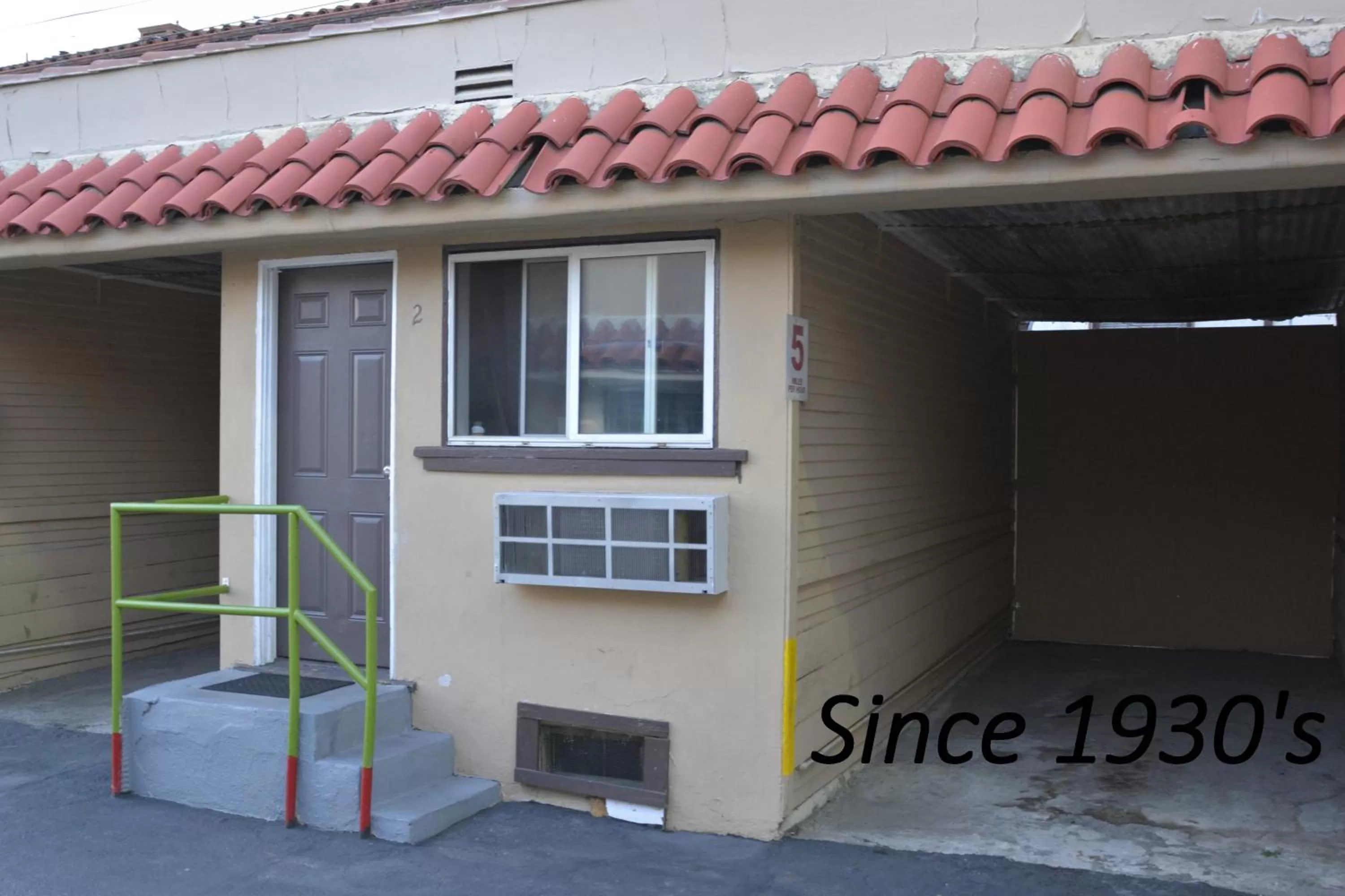 Facade/entrance in Lincoln Park Motel