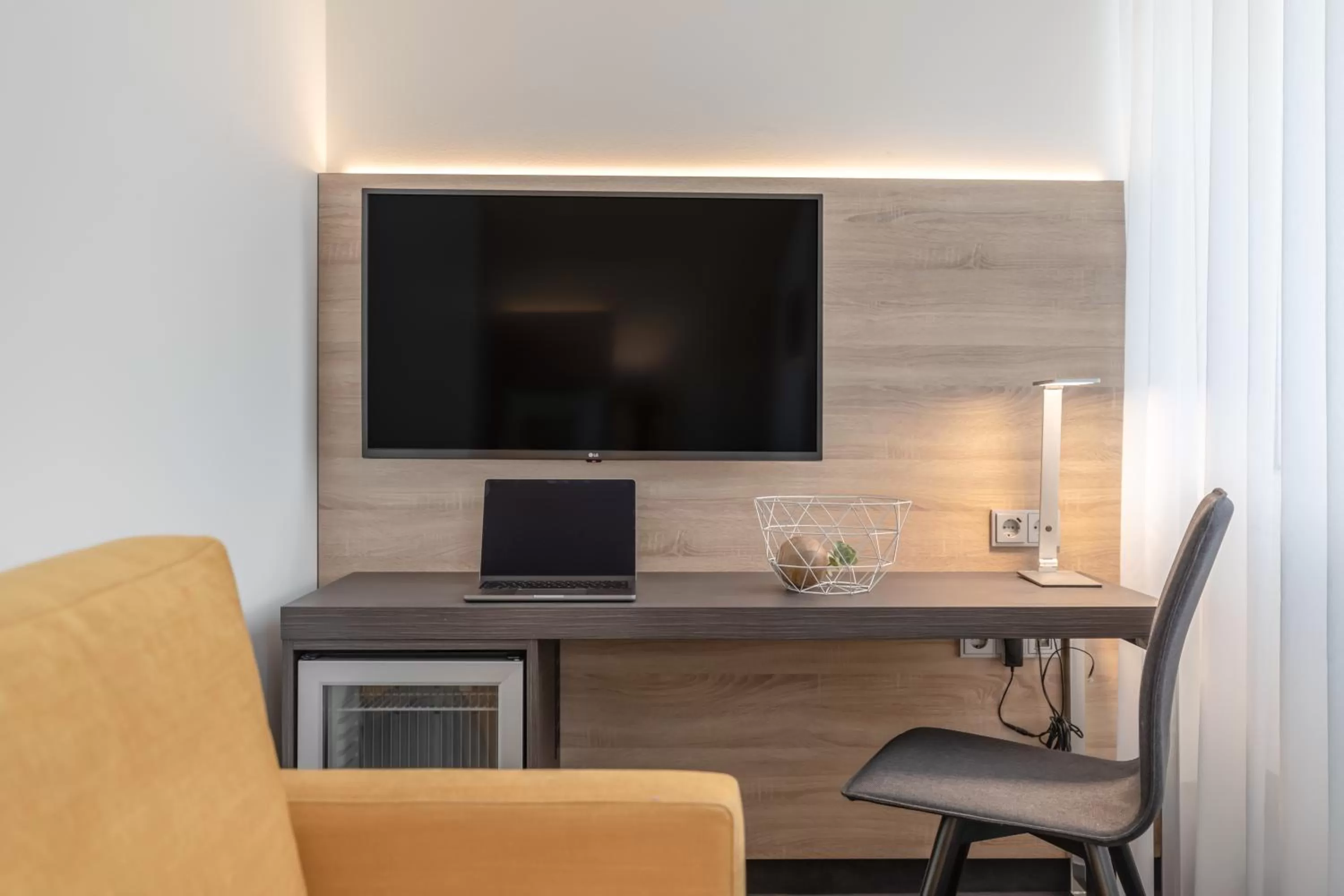 TV and multimedia in Garner Hotel Berlin - Spandau by IHG