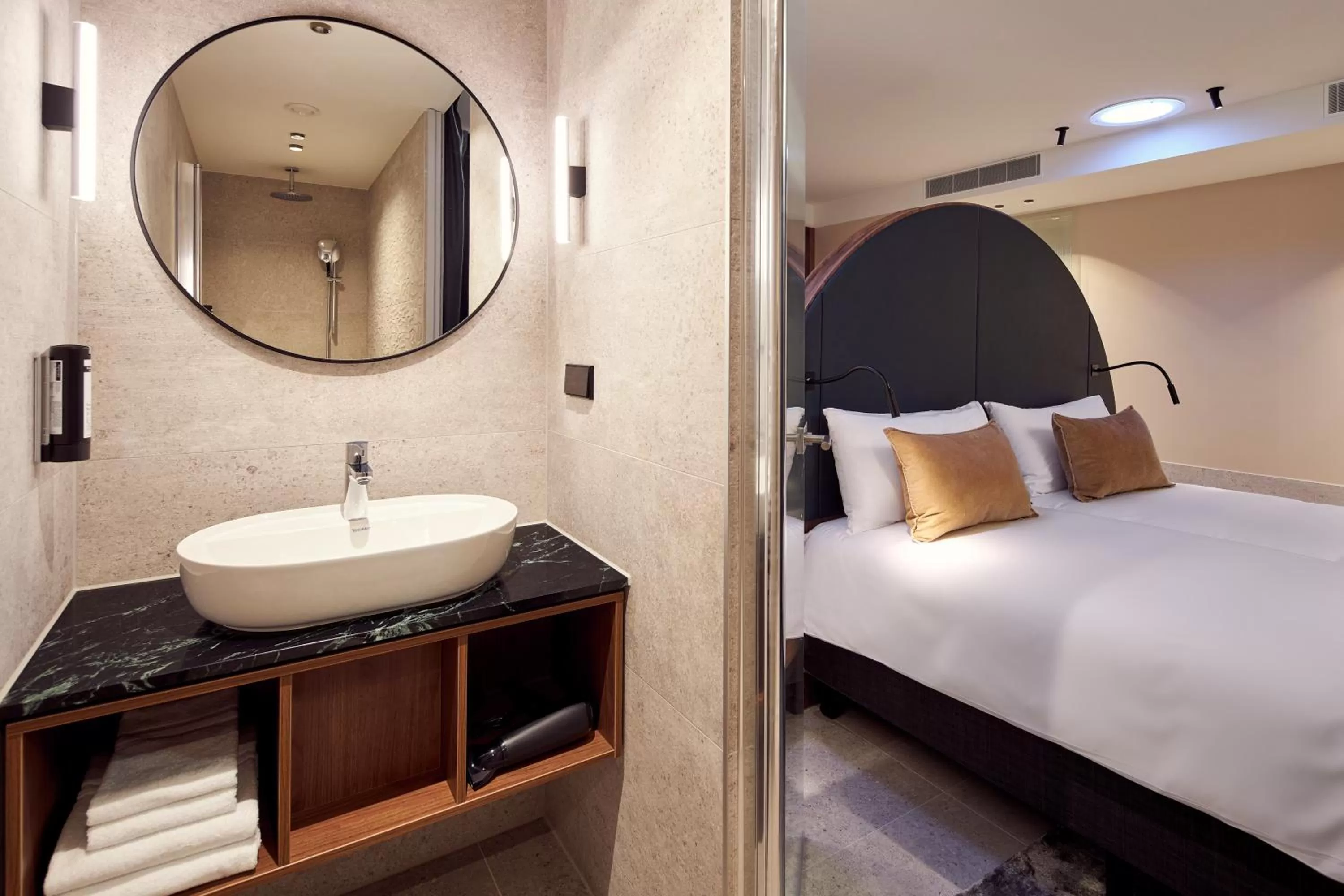 Bathroom, Bed in Met Hotel Amsterdam