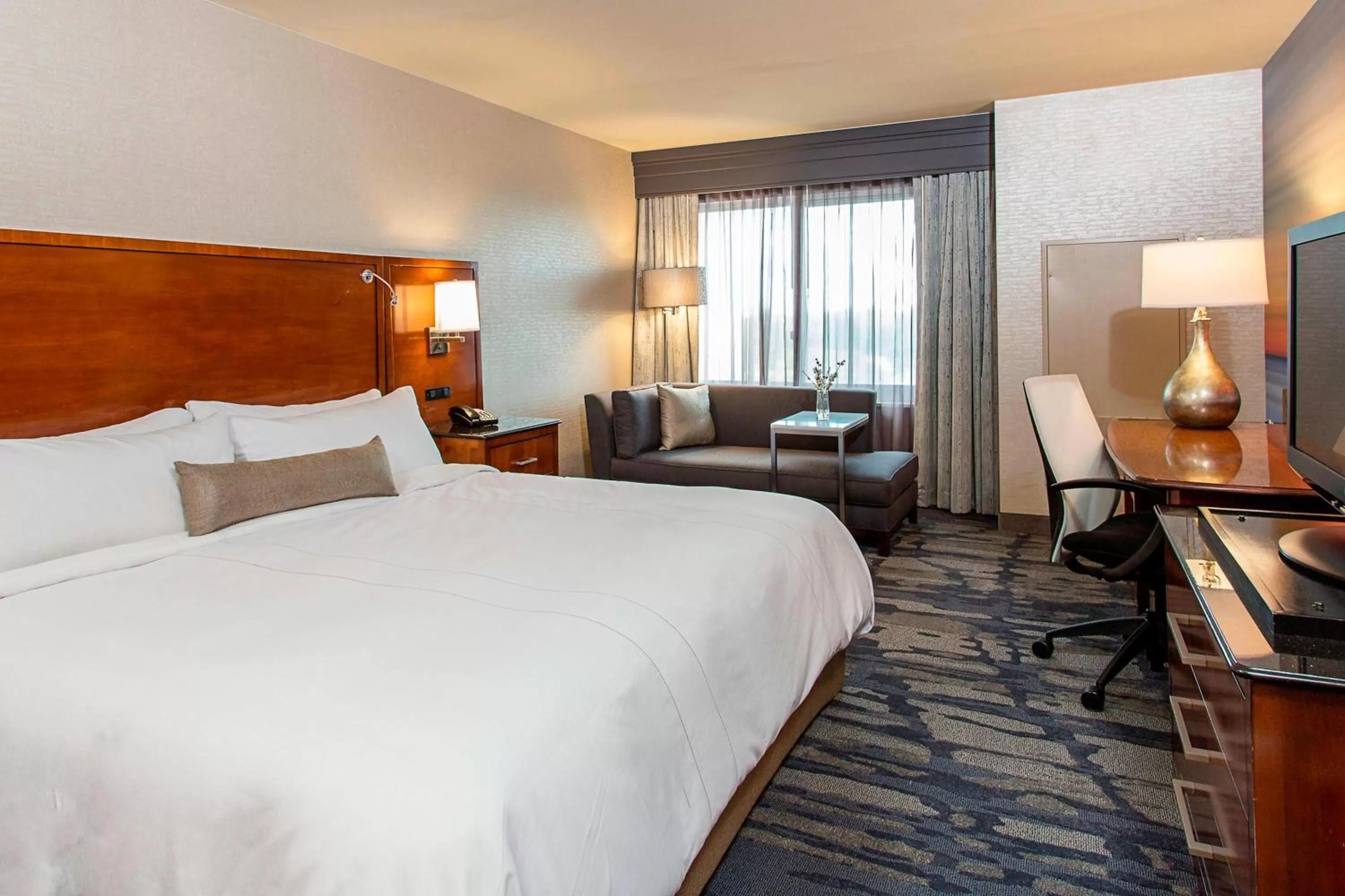 Photo of the whole room, Bed in Rochester Airport Marriott