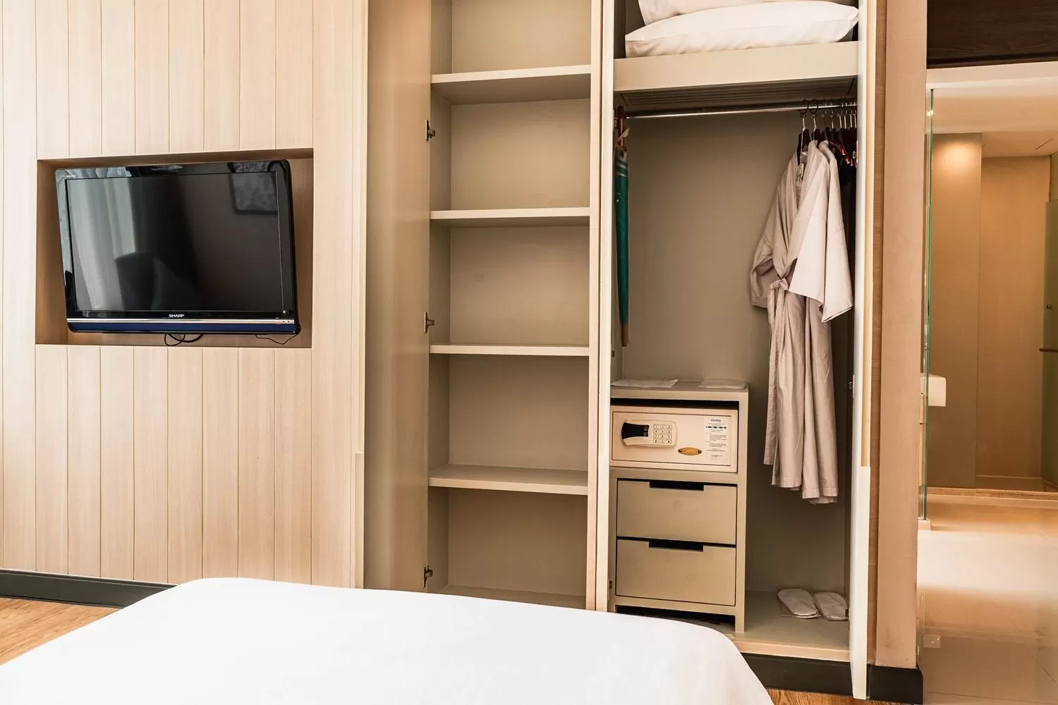 safe, Bed in Jasmine Resort Bangkok