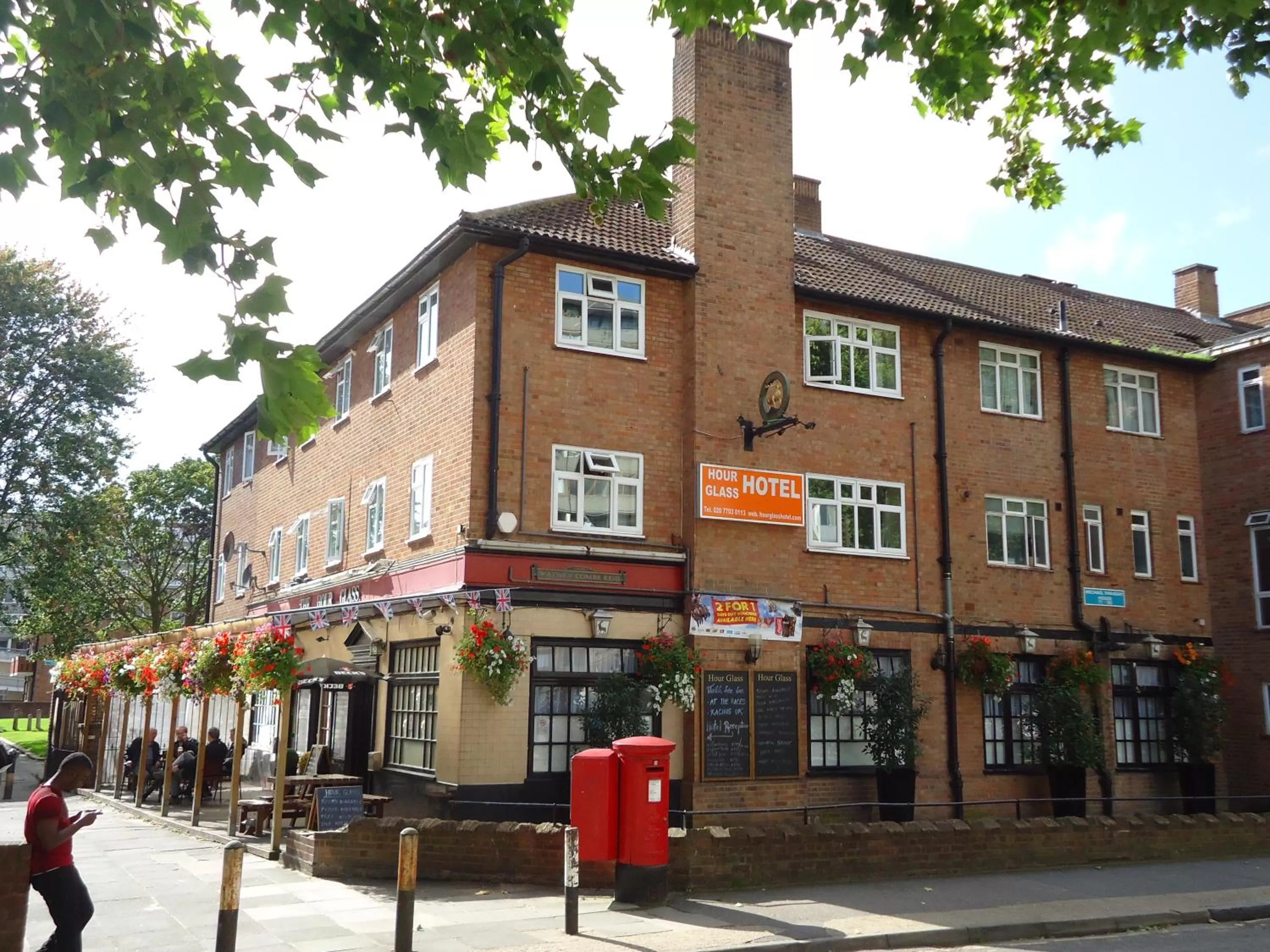 Facade/entrance in Hour Glass Hotel