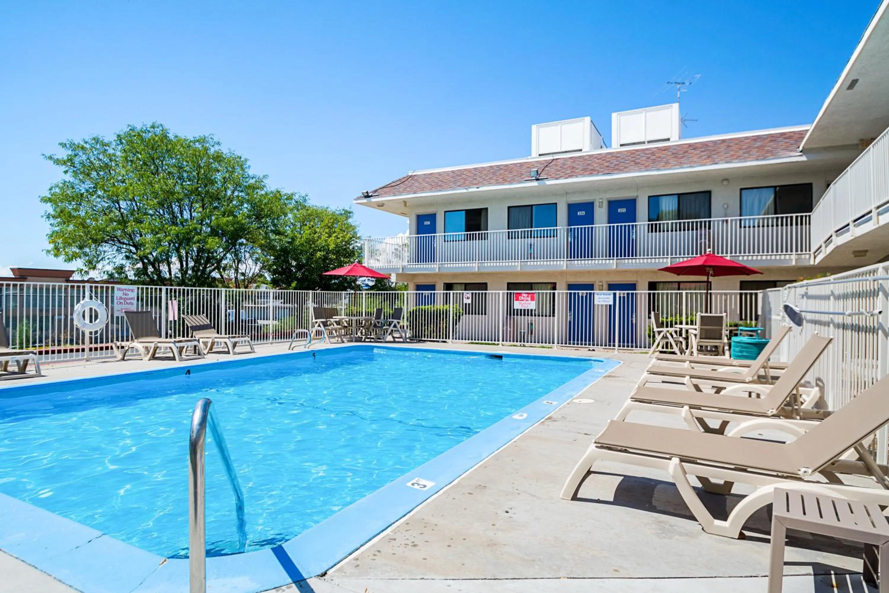 Swimming pool in Motel 6-Pueblo, CO - I-25