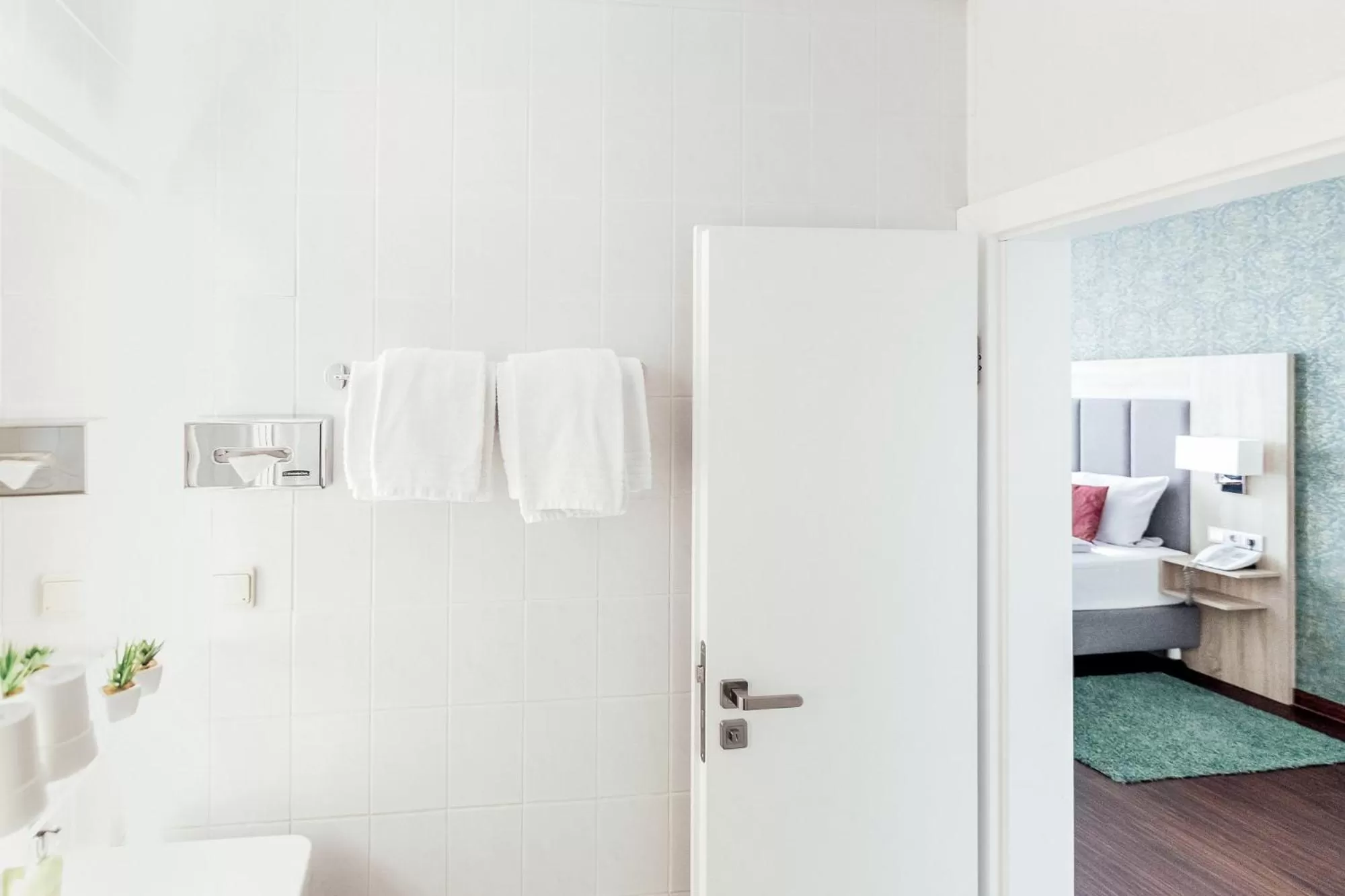 Bathroom, Bed in Pallas Hotel