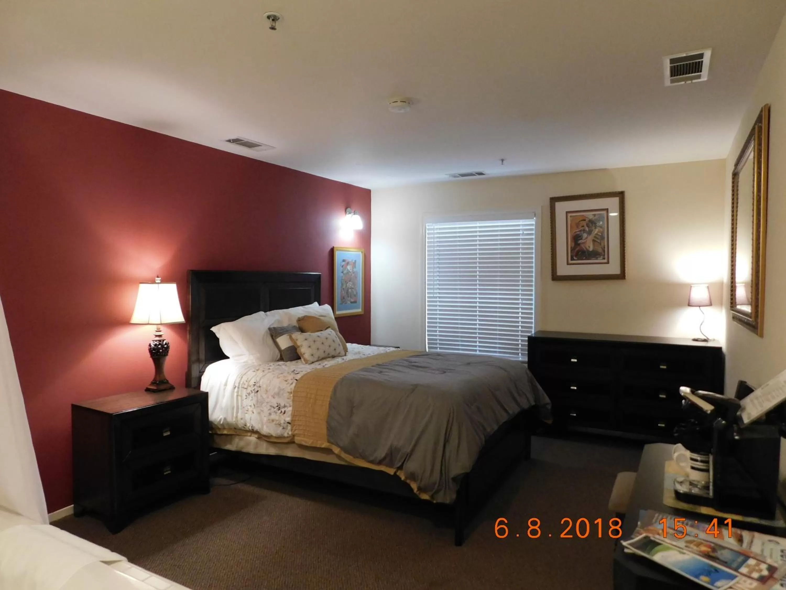 Restaurant/places to eat, Bed in Freeport Wine Country Inn