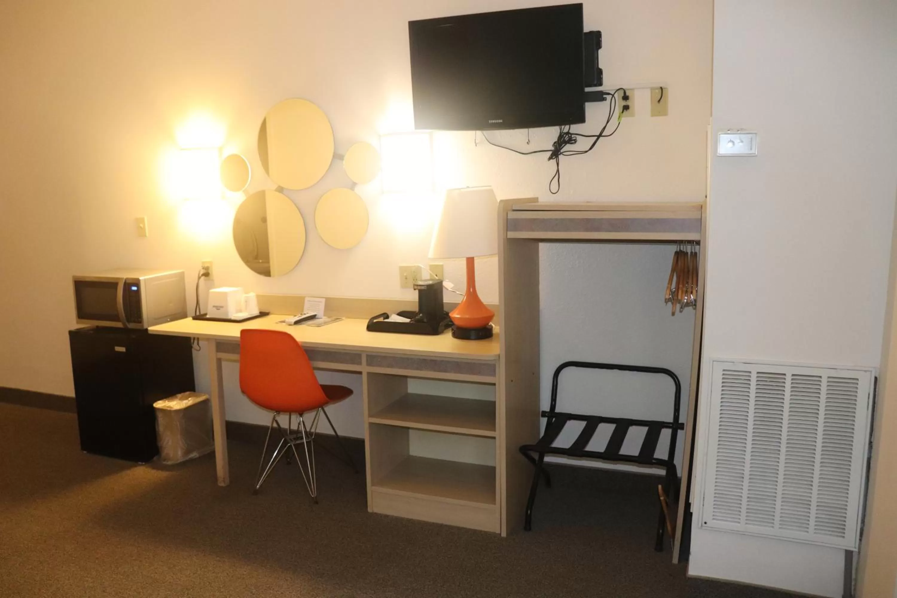 TV and multimedia in Howard Johnson by Wyndham Tifton GA I-75