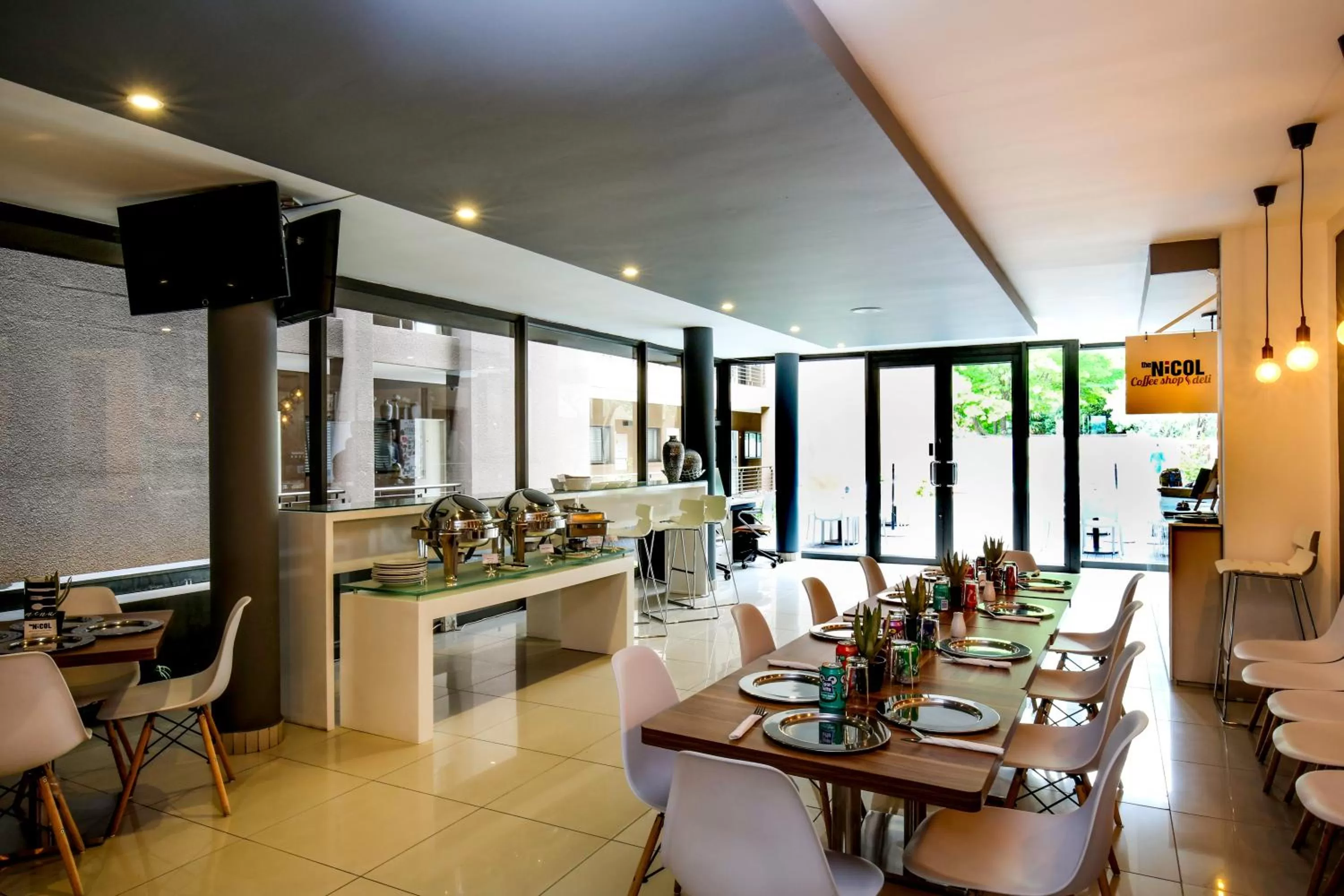 Restaurant/places to eat in The Nicol Hotel and Apartments