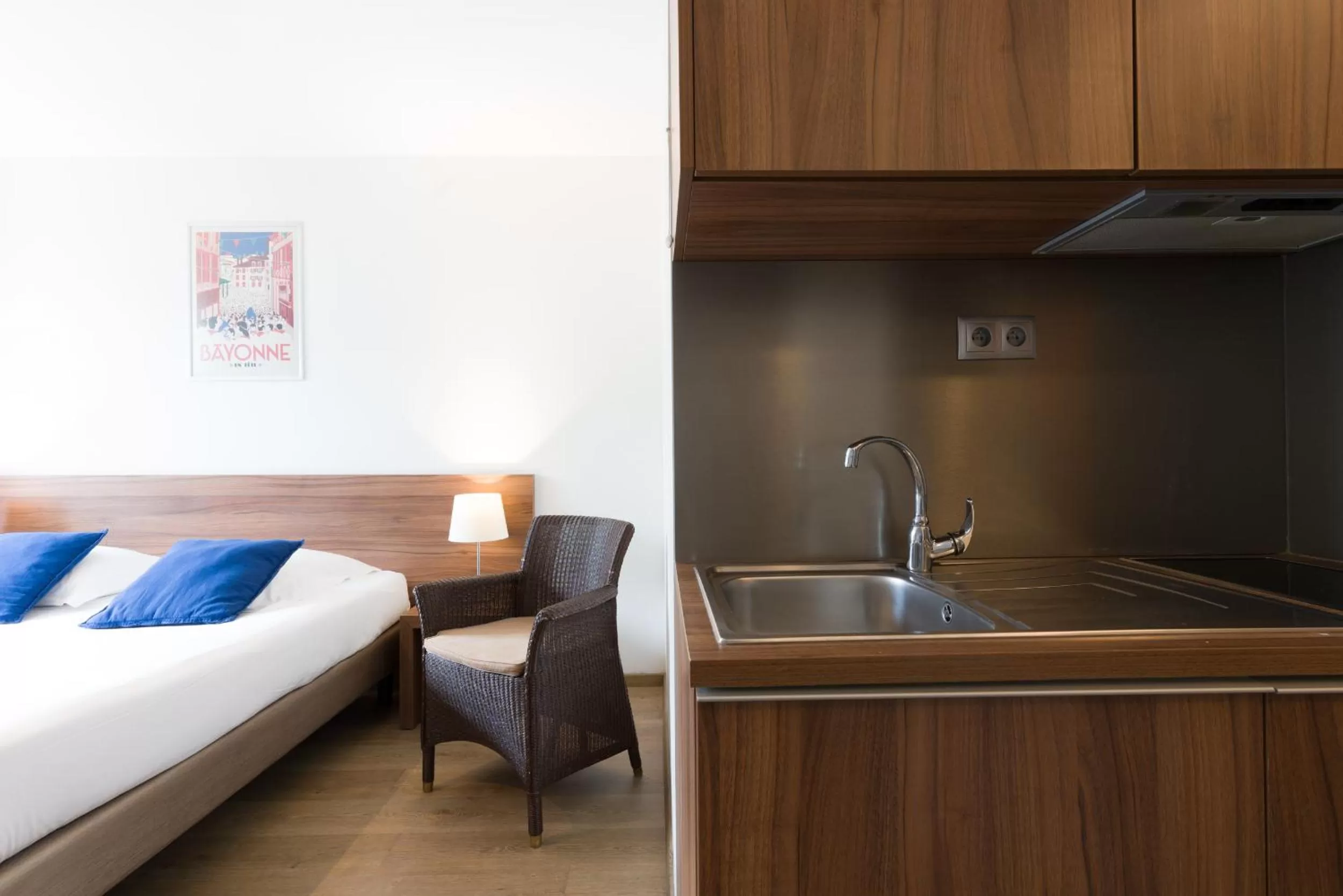 Kitchen or kitchenette, Bed in Appart'hotel Victoria Garden Pau