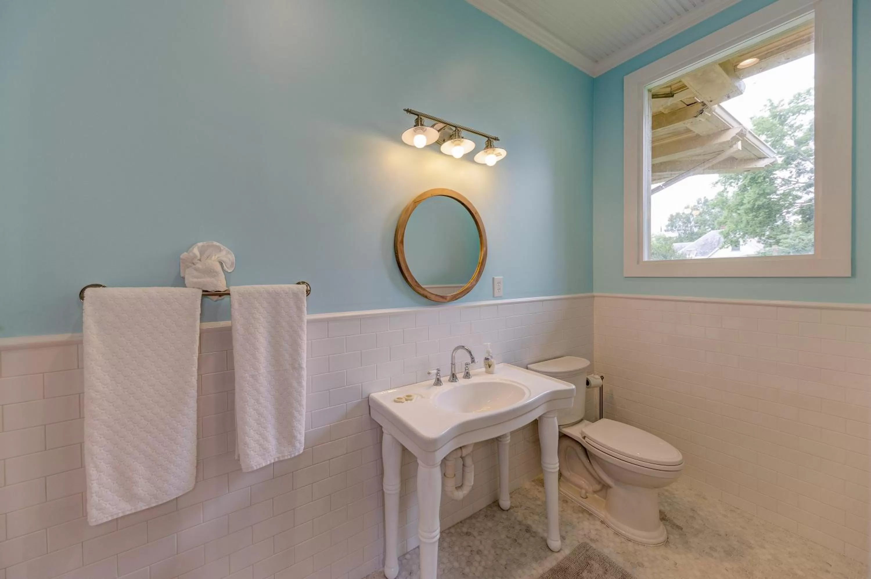 Bathroom in Oak Hall Bed and Breakfast