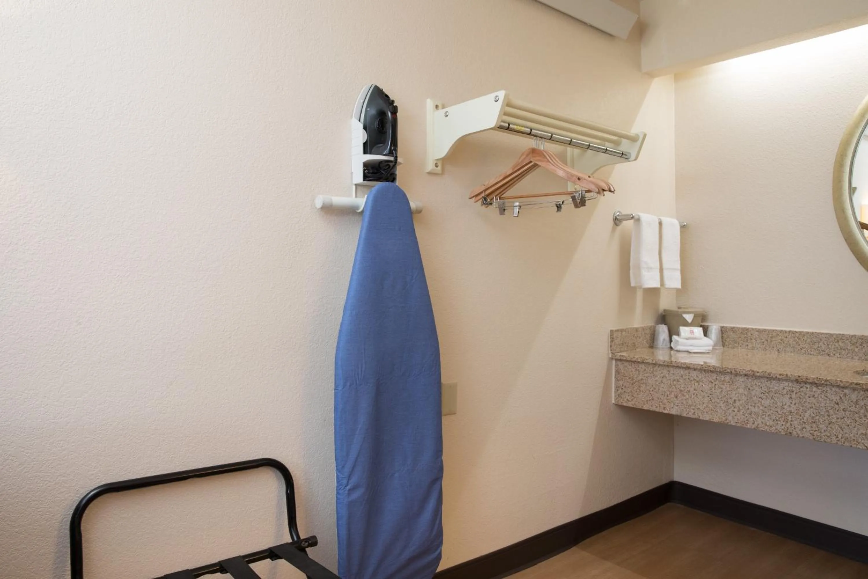 Bathroom in Red Roof Inn Cincinnati Northeast - Blue Ash