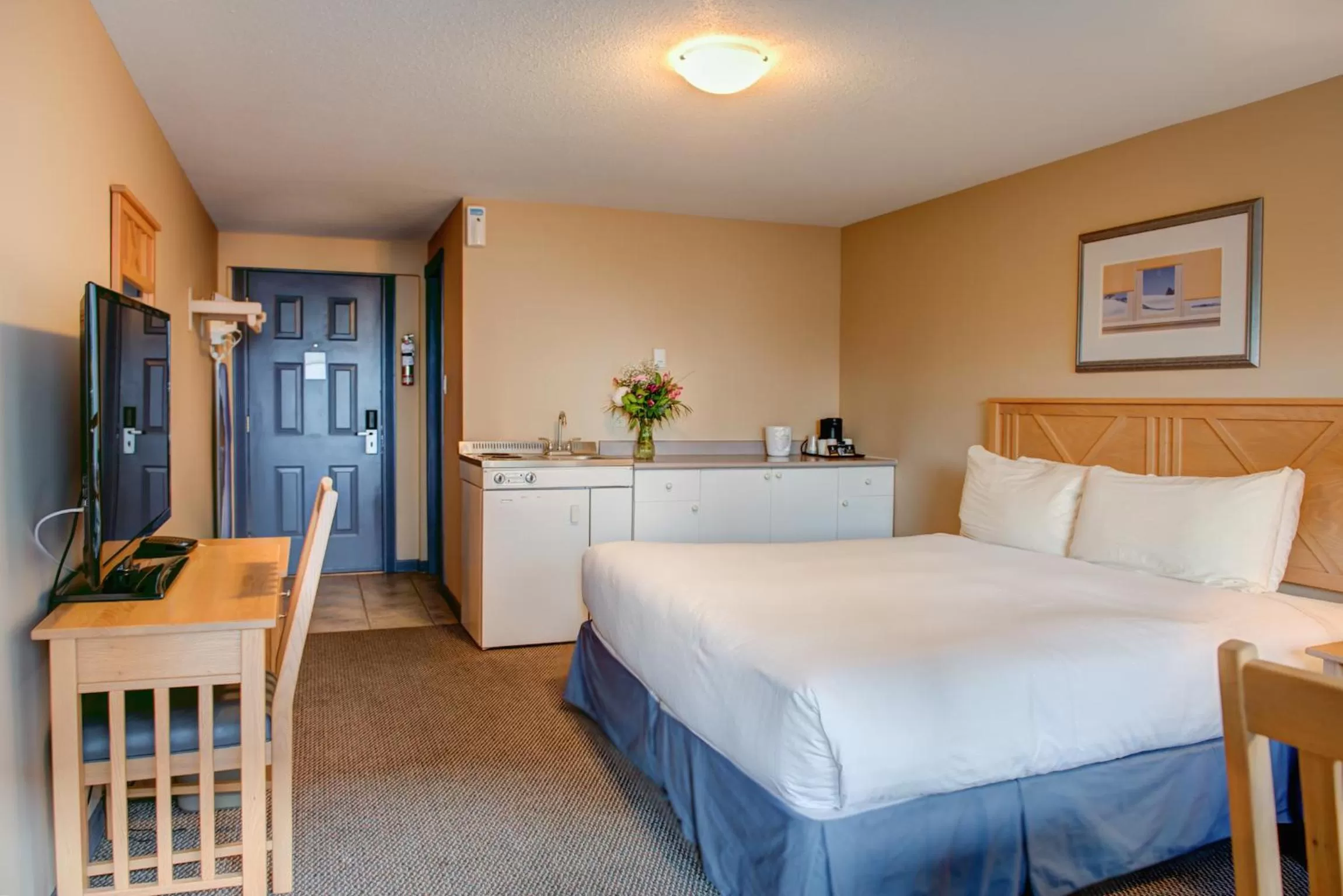 Photo of the whole room, Bed in Hilltop Inn - Salmon Arm