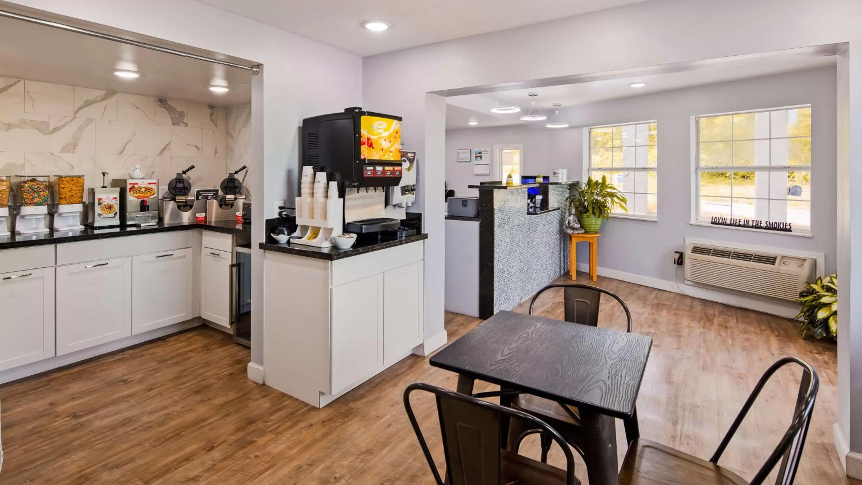 Restaurant/places to eat, Kitchen/Kitchenette in Apple Valley Inn Pigeon Forge