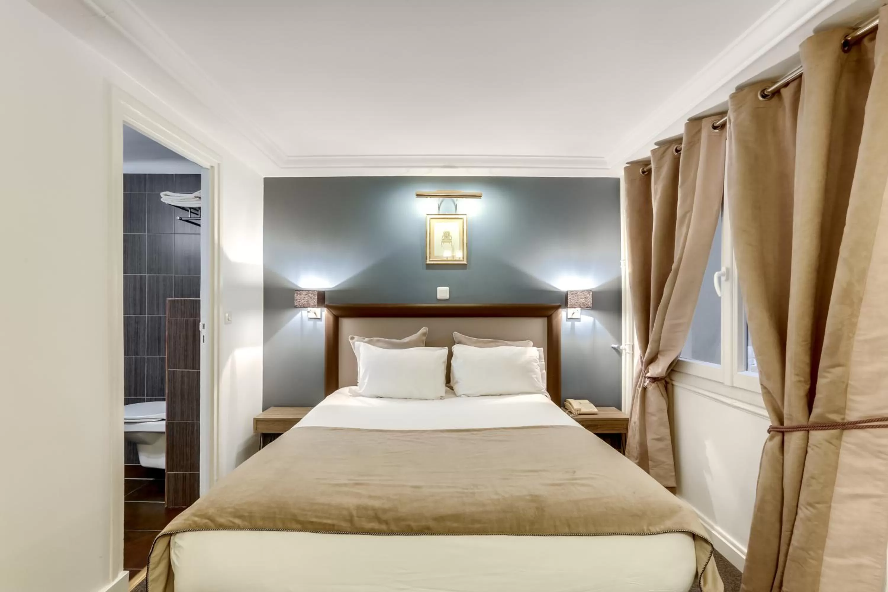 Bed in Hotel Opera Maintenon