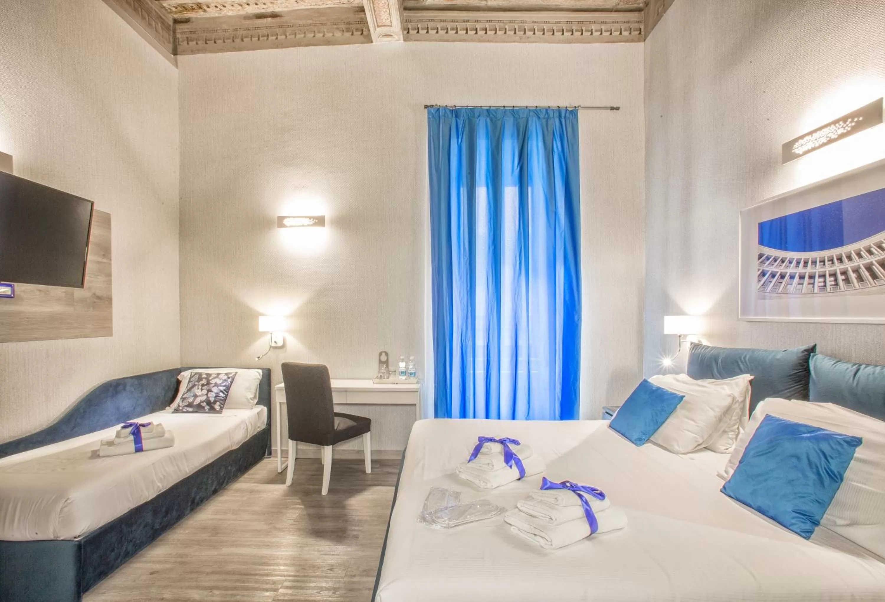 Photo of the whole room, Bed in History Suite