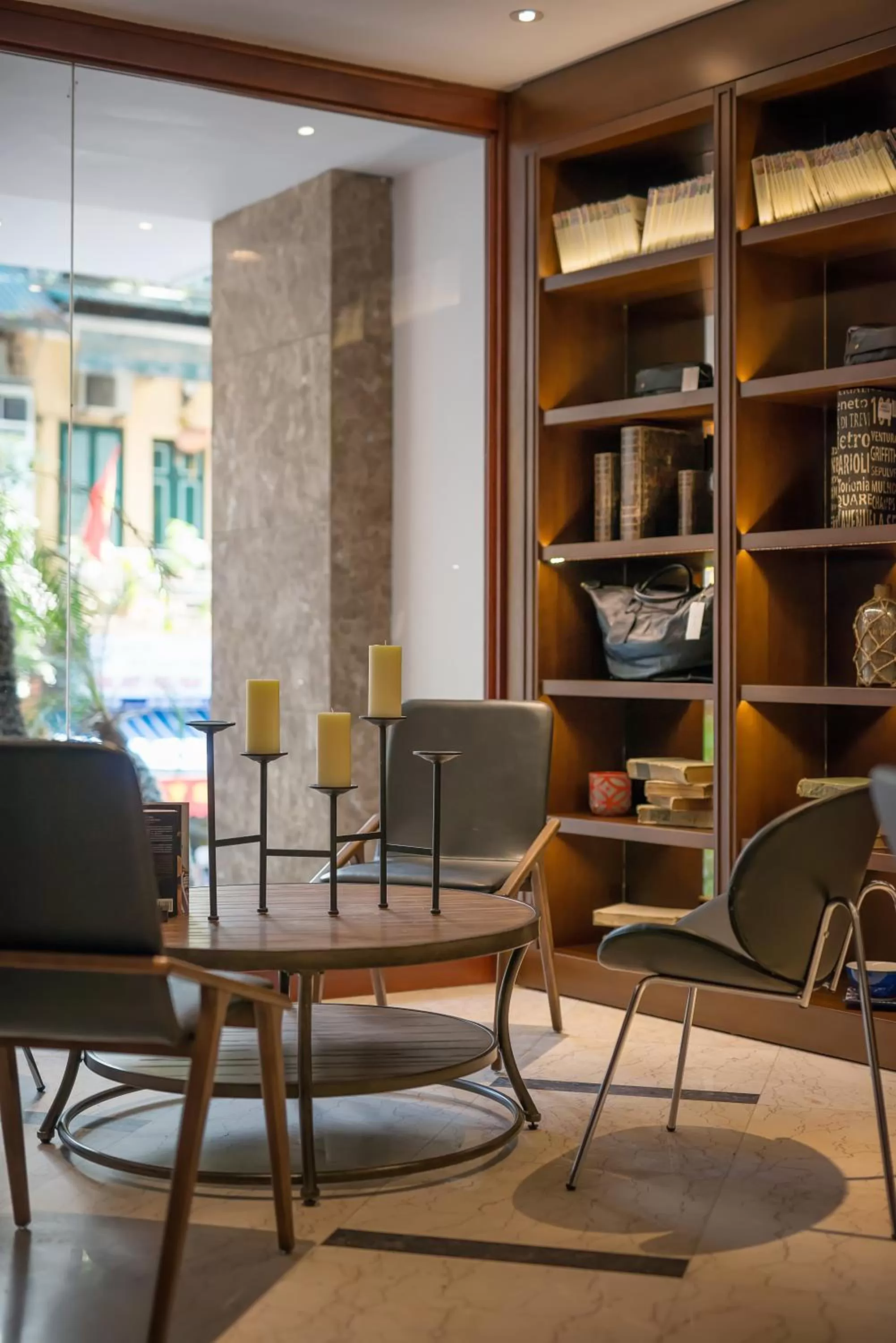 Library in Hanoi E Central Luxury Hotel & Restaurant