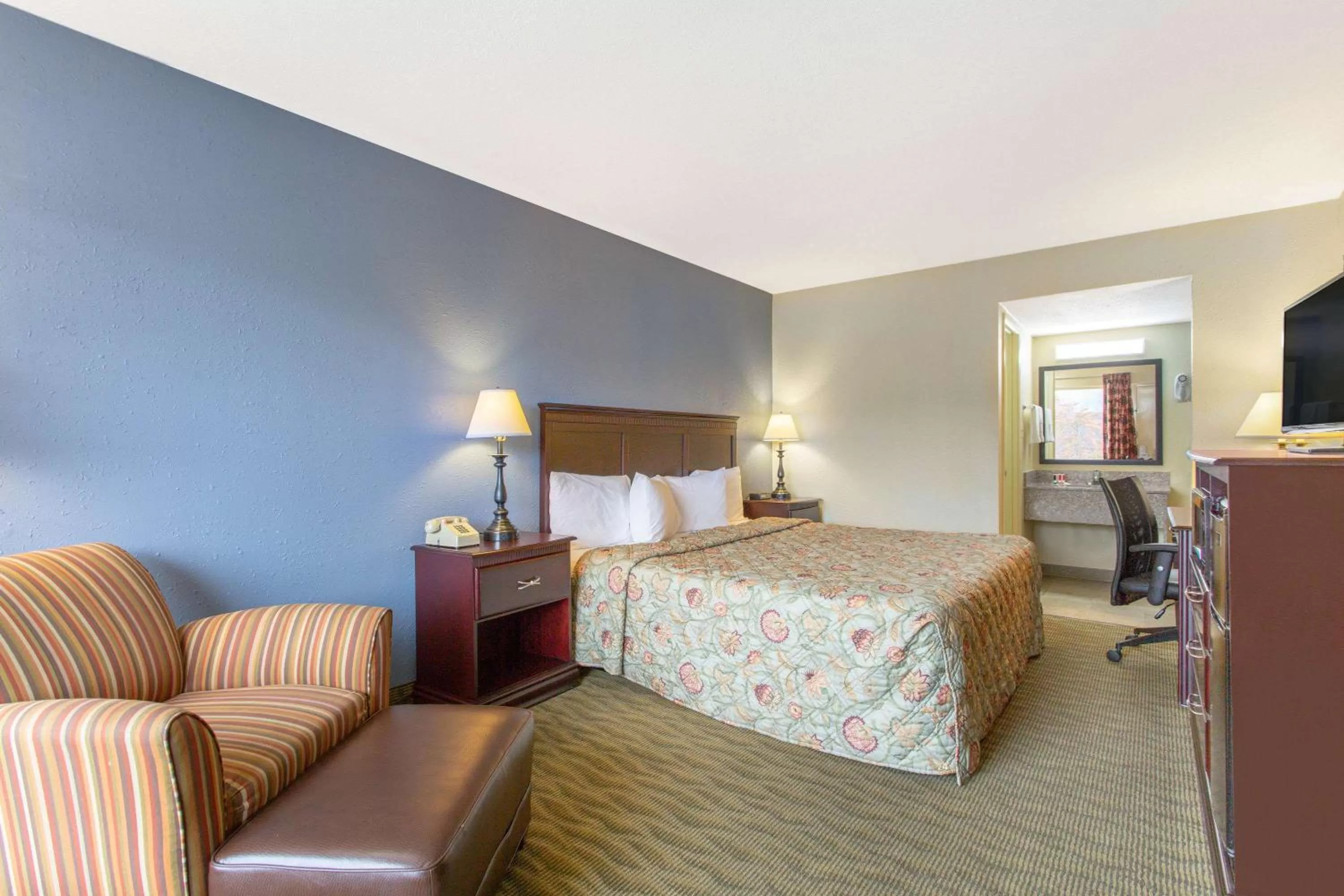 King Room - Non-Smoking in Days Inn by Wyndham Lexington